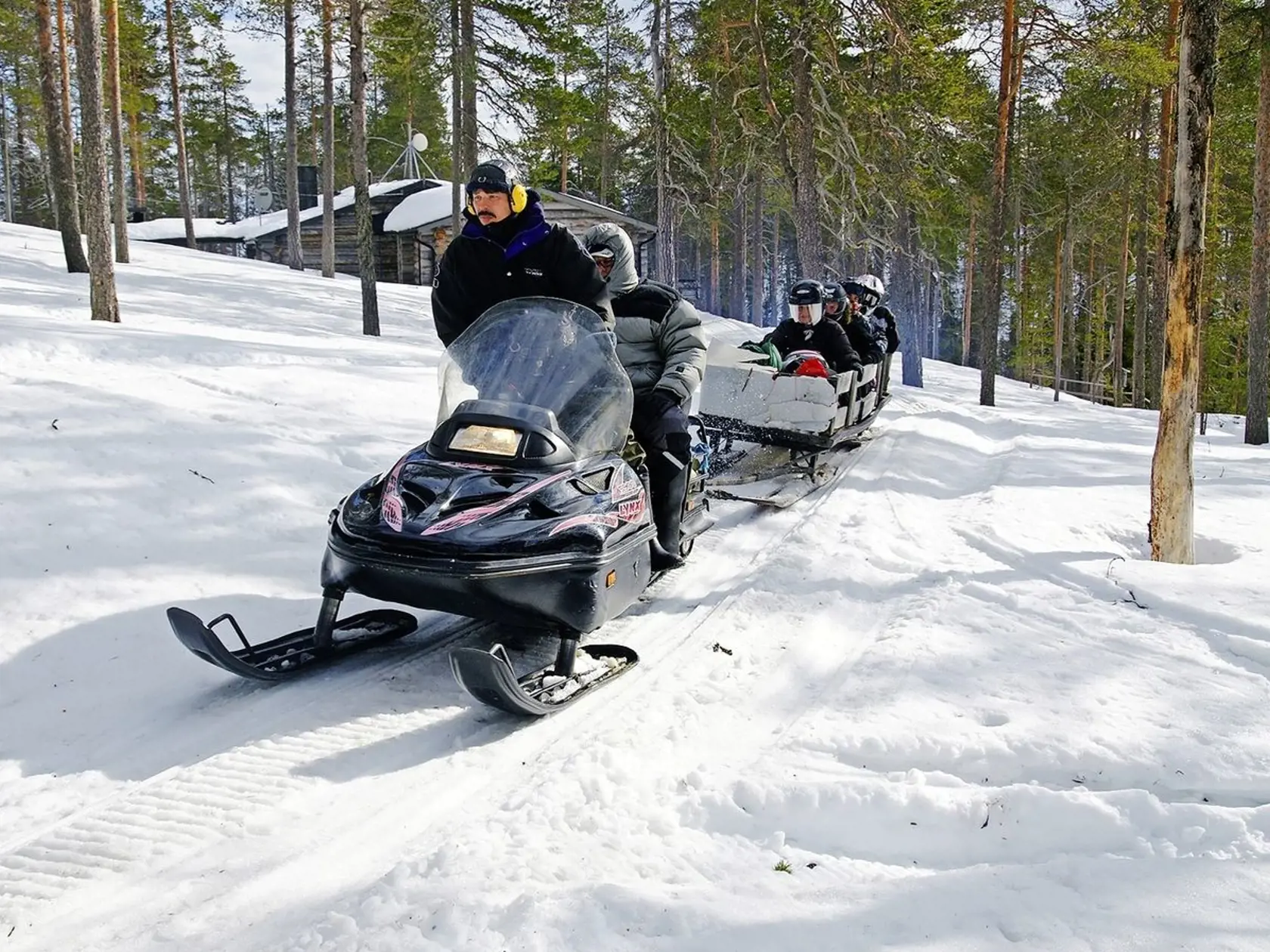 Motorizovaný turizmus využíva snežné skútre.