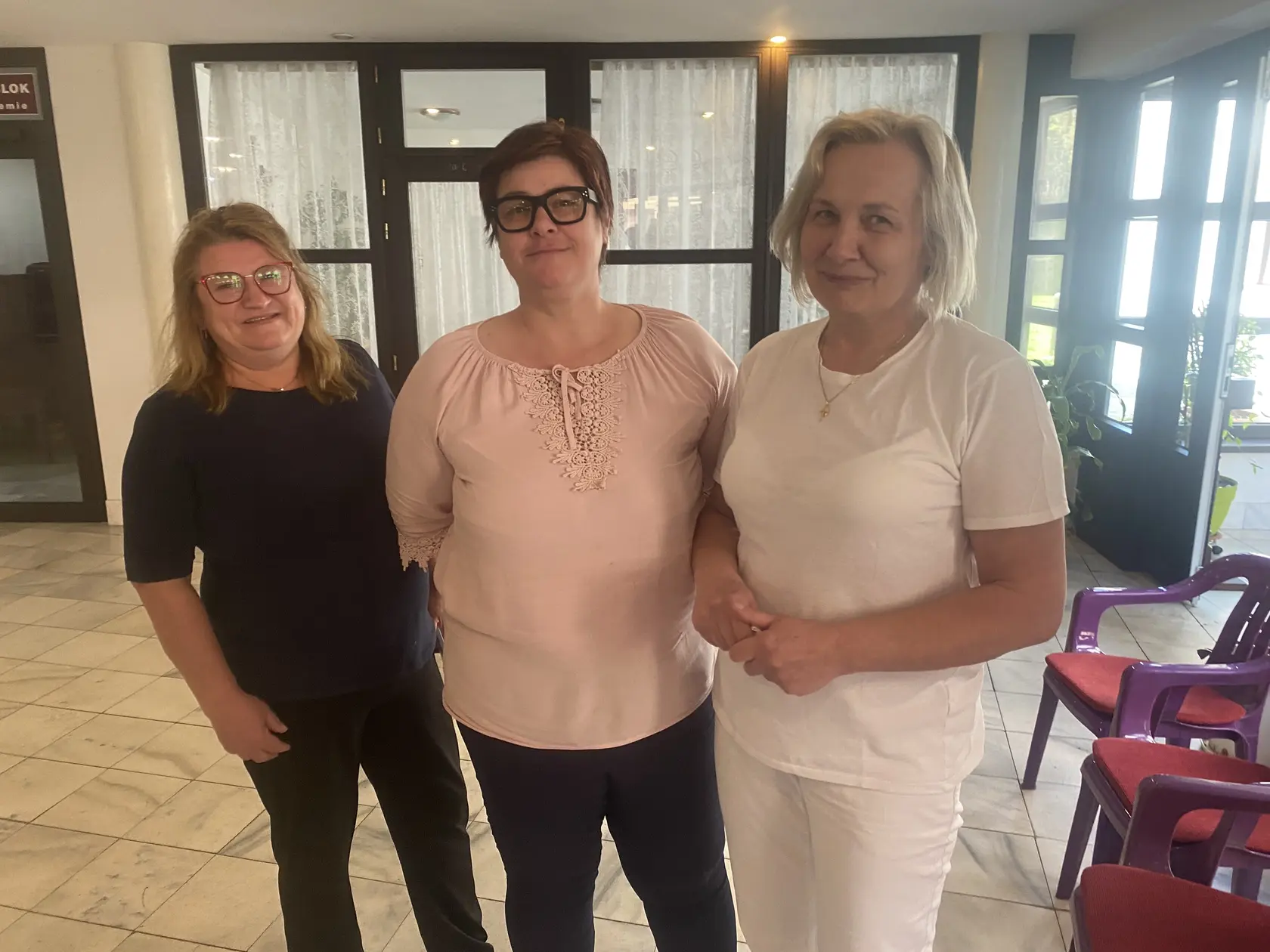 Zamestnankyne prešovského exercičného domu, ktoré v čase pápežovej návštevy Prešova vypomáhali v kuchyni : zľava Slávka Bucková, v strede Katarína Dziaková, vpravo Renáta Vaľková. Stretnutie s Františkom je pre nich nezabudnuteľné. 