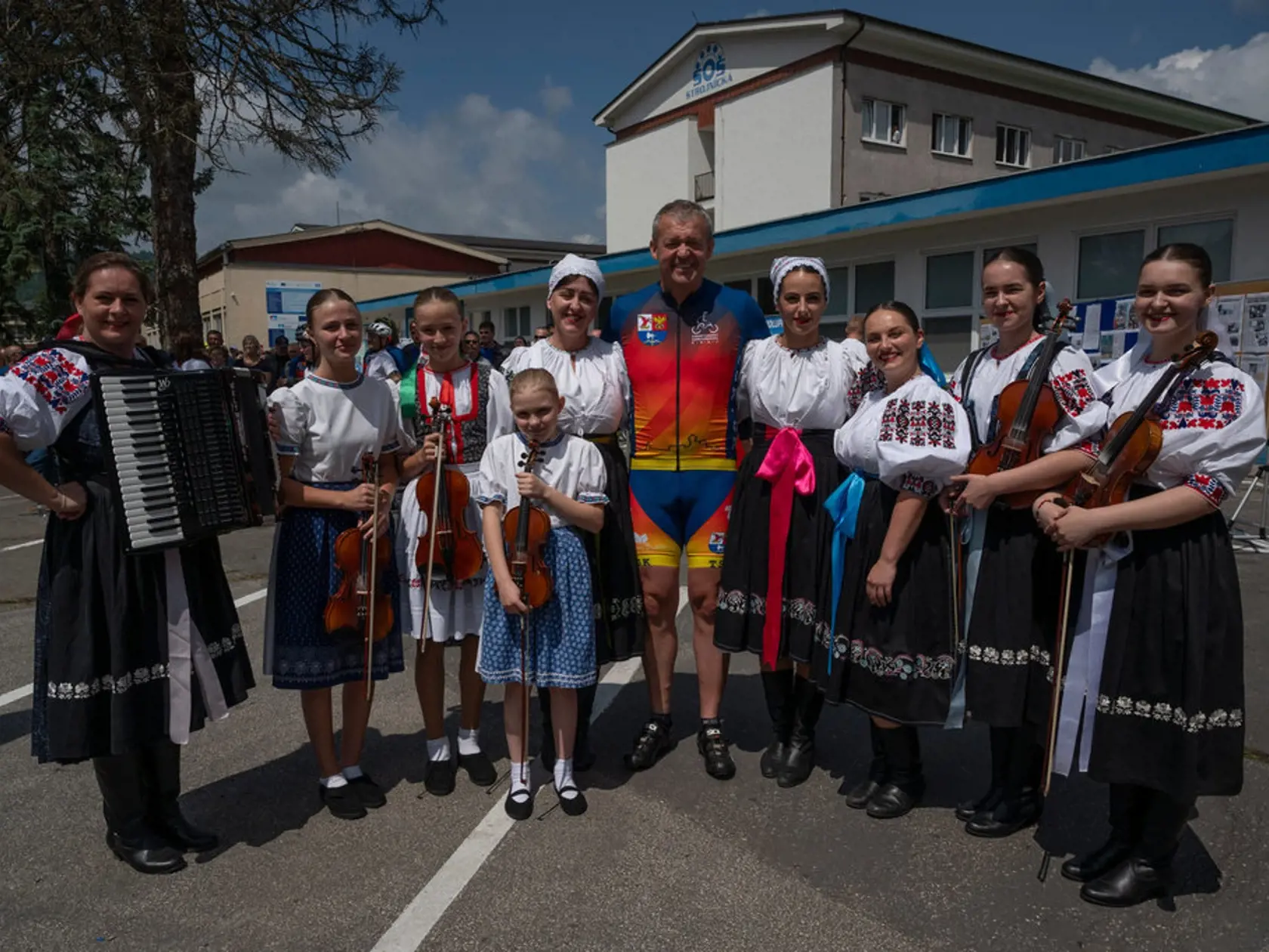 Trenčiansky župan Jaroslav Baška s folkloristami