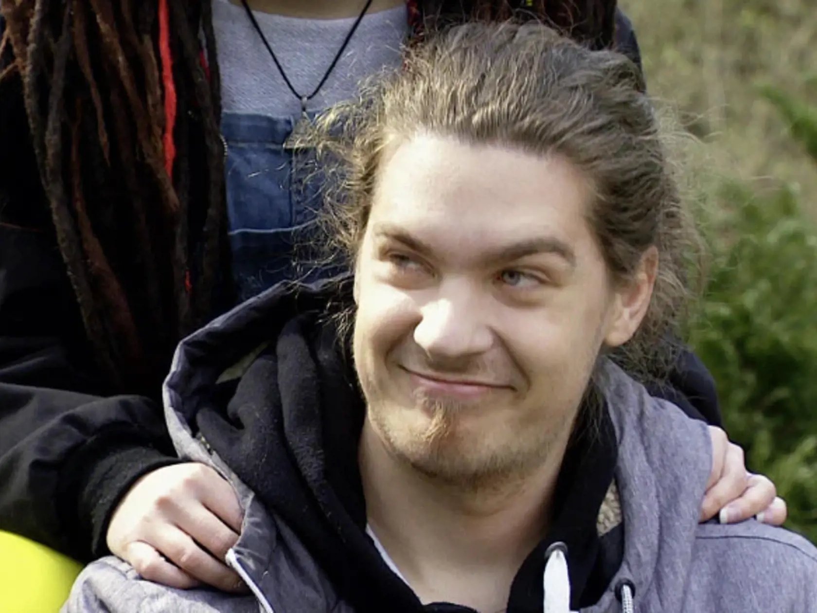 Na vysokú školu ho podľa jeho slov prijali len pod podmienkou, že sa zbaví dlhých vlasov.