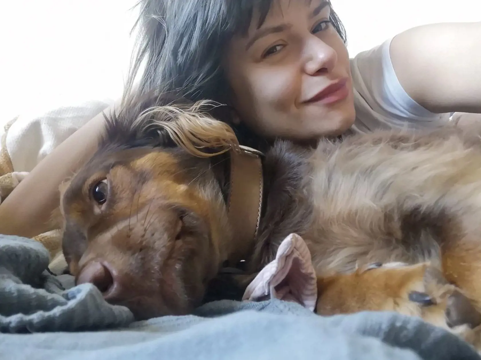 Kristína rada trávi čas so svojím čokoládovým psíkom.