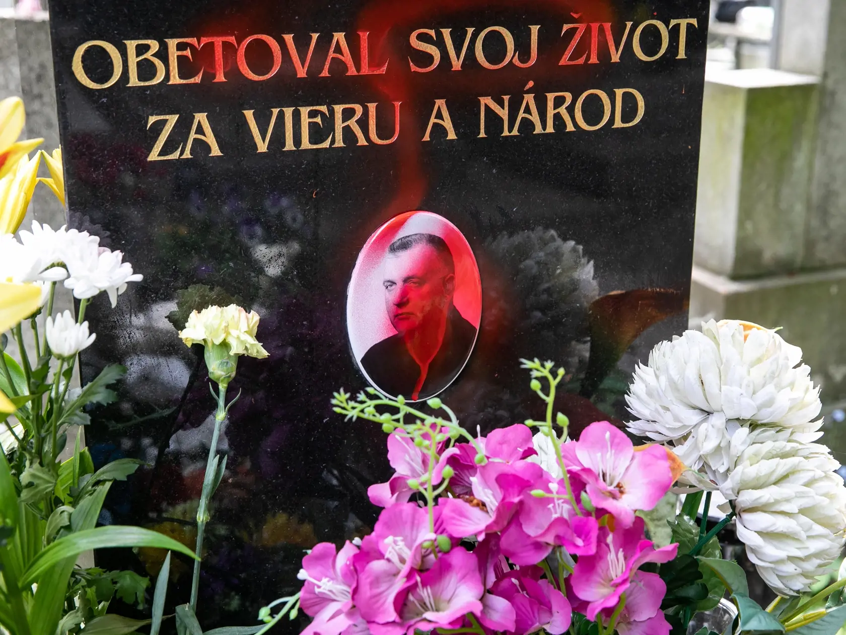 Hrob Jozefa Tisa na Martinskom cintoríne v Bratislave bol posprejovaný.