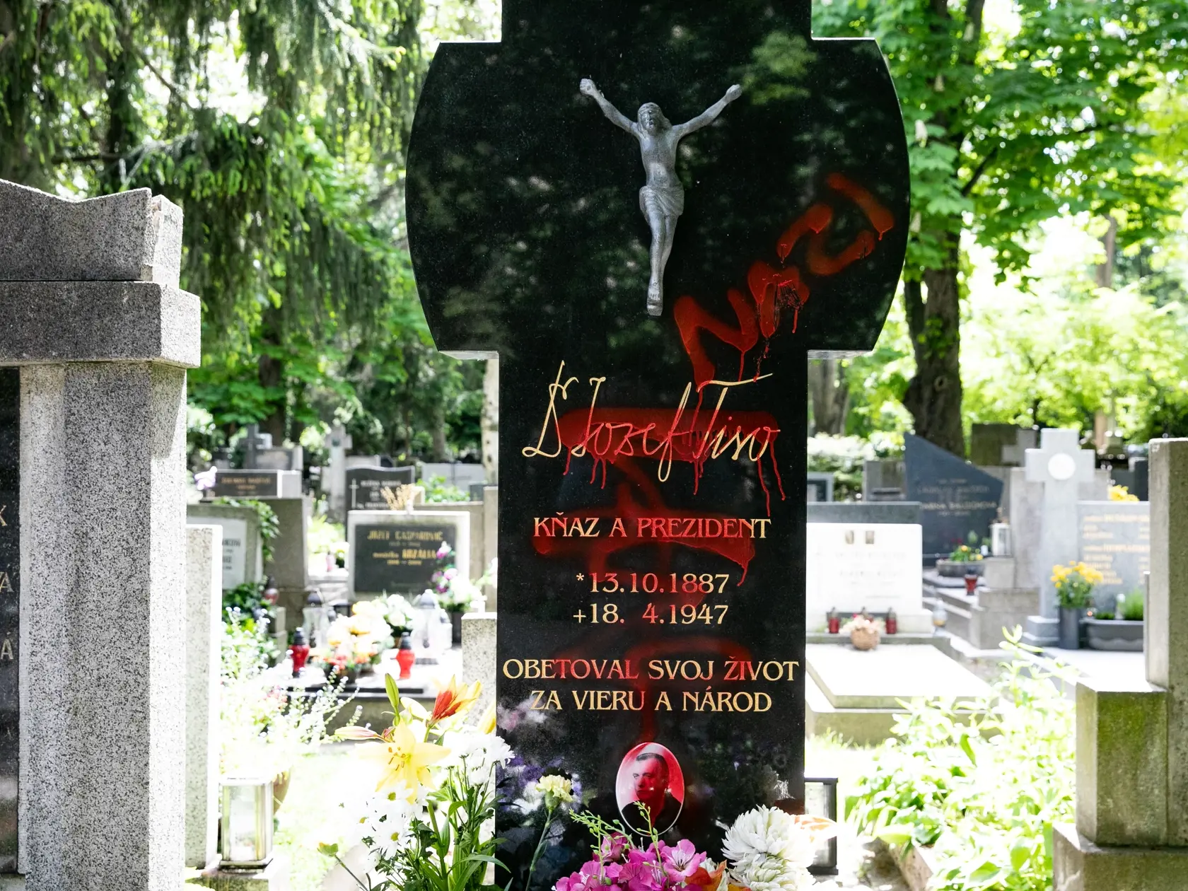 Hrob Jozefa Tisa na Martinskom cintoríne v Bratislave bol posprejovaný.