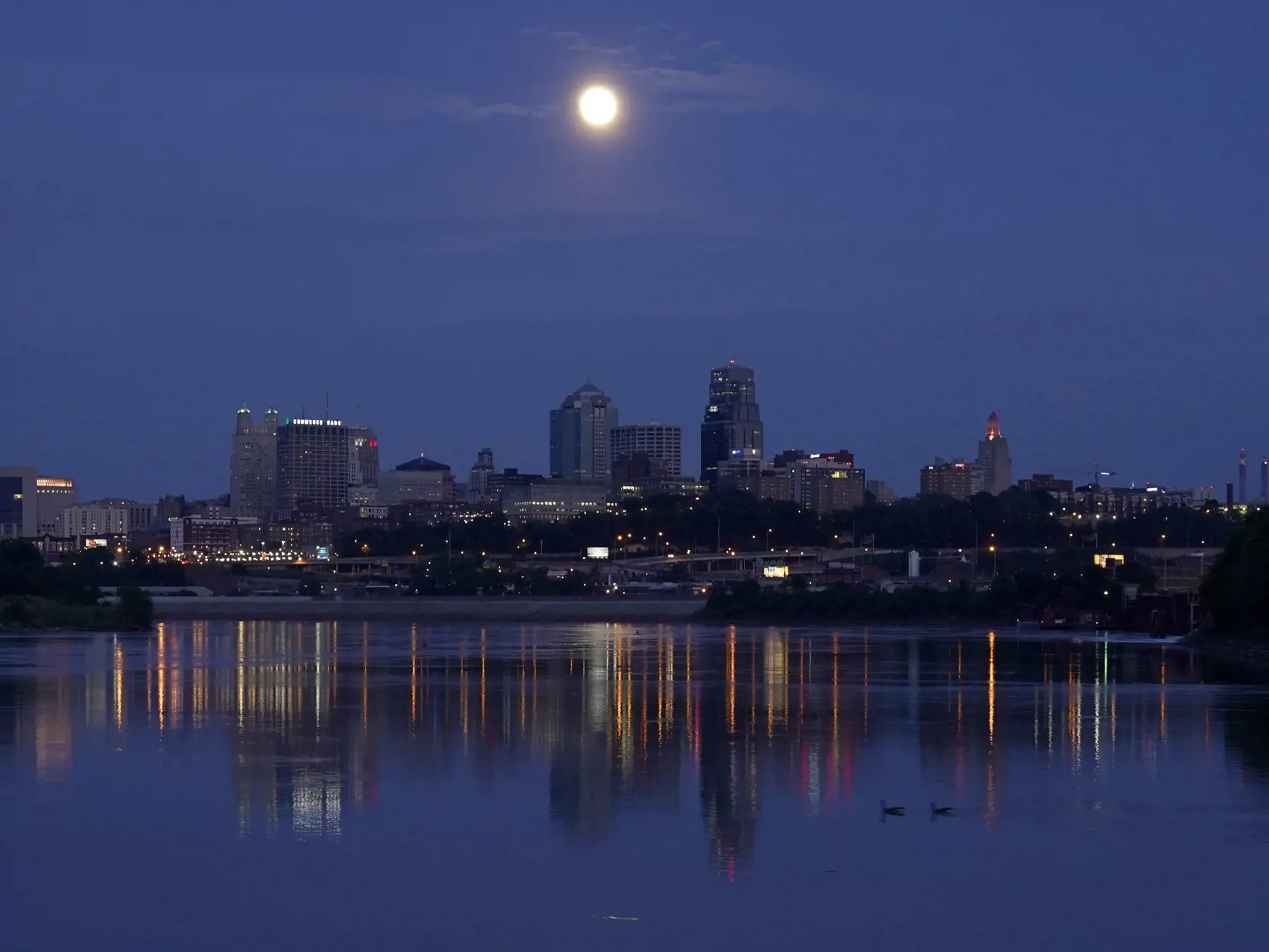 Na snímke je takmer spln Mesiaca nad panorámou centra amerického mesta Kansas City v štáte Missouri.