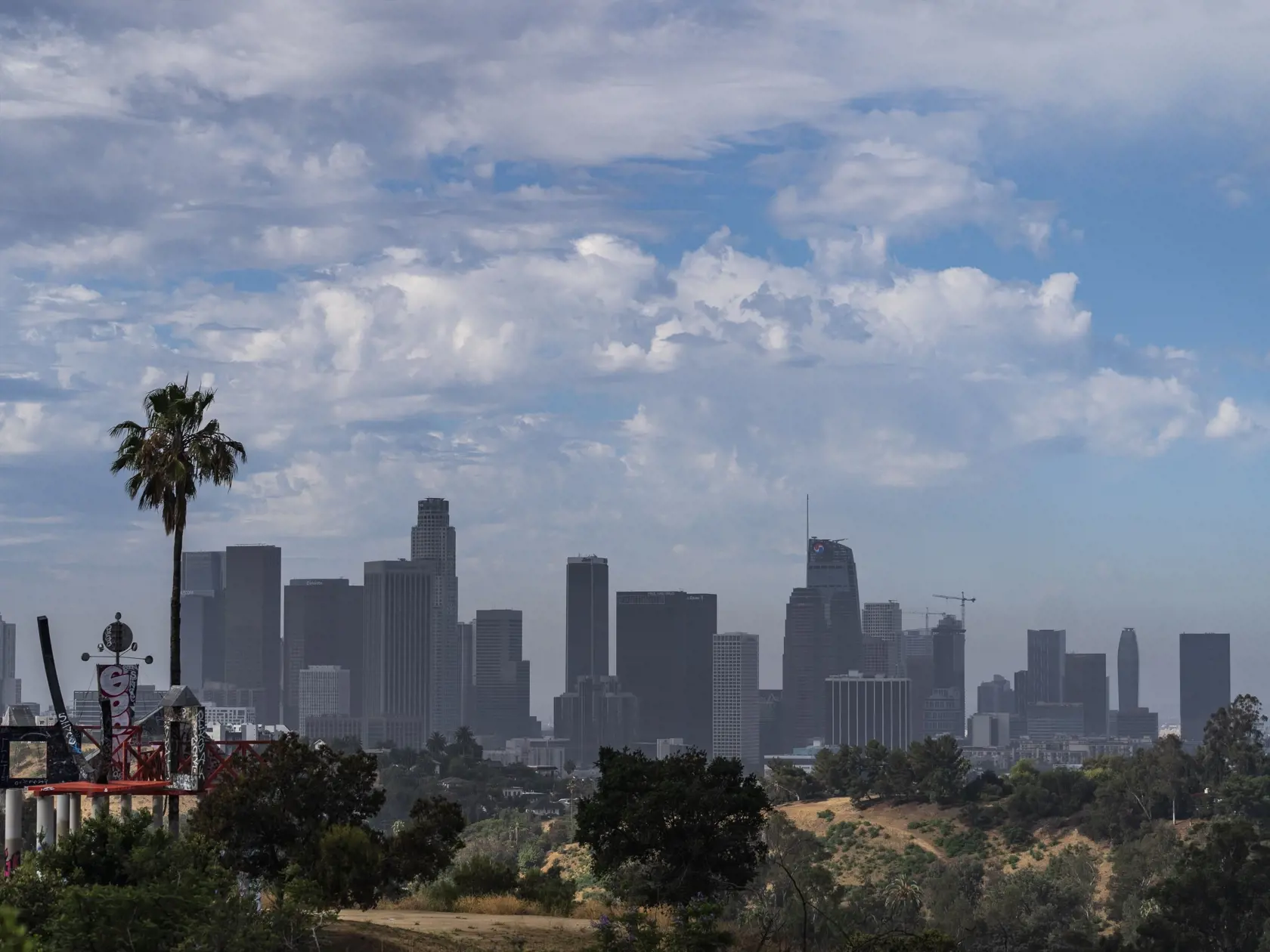 Oblaky sa vznášajú nad centrom mesta Los Angeles.