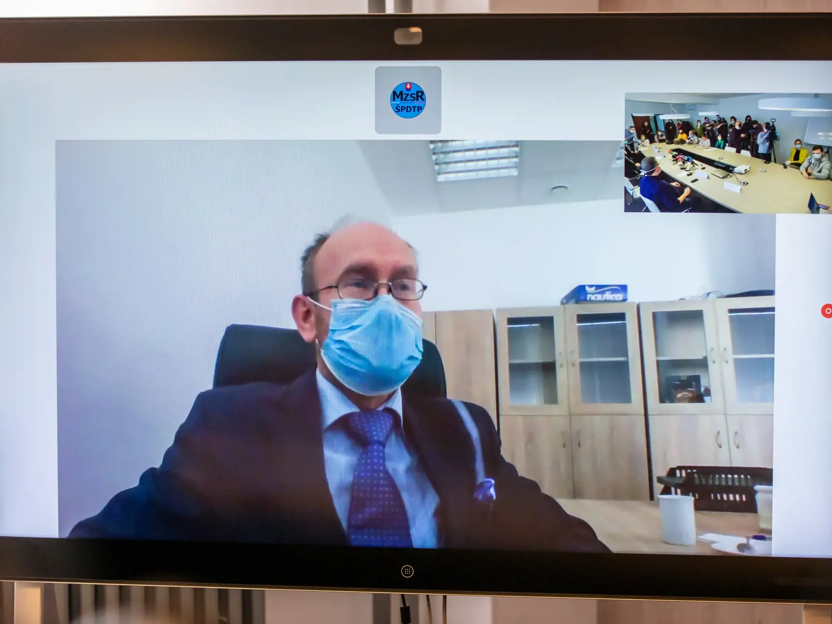 Prednosta Kliniky infektológie a cestovnej medicíny Pavol Jarčuška: „Stúpa počet hospitalizovaných pacientov, ktorí sa s ochorením COVID-19 dostávajú do nemocnice. Pred pár týždňami sme mali hospitalizovaných do 15 pacientov, v súčasnosti je to 20 - 24 pacientov na klinike infektológie, dvaja pacienti sú na jednotke intenzívnej starostlivosti."