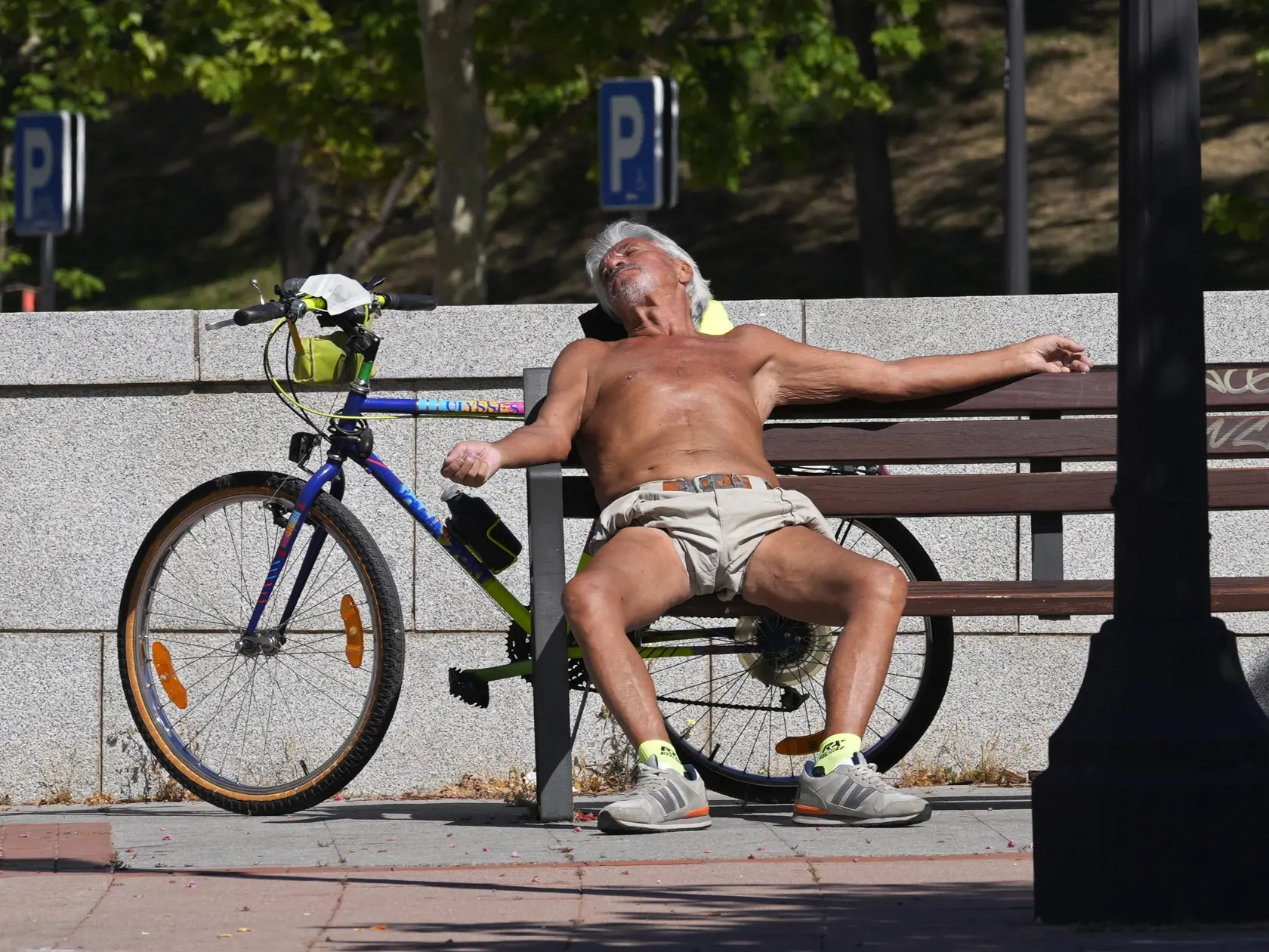 WA 70 Madrid - Muž sa opaľuje počas slnéhoho jarného dopoludnia v Madride v utorok 18. apríla 2023. FOTO TASR/AP 

A man sunbathes on a warm spring day in Madrid, Spain, Tuesday, April 18, 2023. (AP Photo/Paul White)