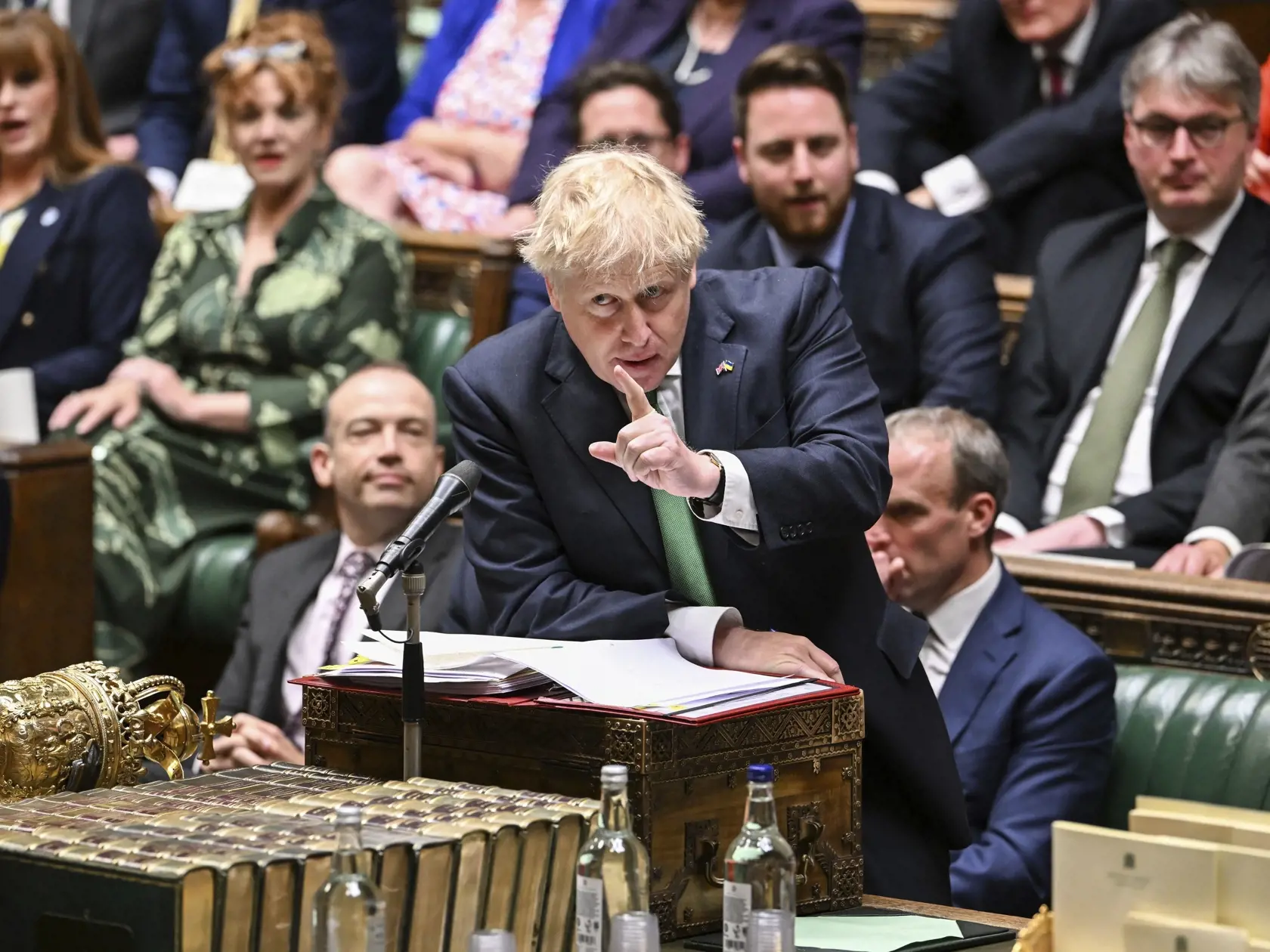 PK 22 Londýn - Na snímke uprostred britský premiér Boris Johnson reční počas pravidelnej hodiny otázok v parlamente v Londýne 8. júna 2022. FOTO TASR/AP

In this photo issued by UK Parliament, Britain's Prime Minister Boris Johnson speaks during Prime Minister's Questions in the House of Commons in London, Wednesday, June 8, 2022. (Jessica Taylor/UK Parliament via AP)