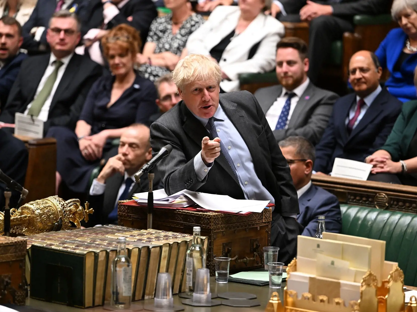 EBE 42 Londýn -  Na snímke uprostred britský premiér Boris Johnson reční počas pravidelnej hodiny otázok v parlamente v Londýne 15. júna 2022. FOTO TASR/AP

In this photo provided by UK Parliament, British Prime Minister Boris Johnson speaks during Prime Minister's Questions in the House of Commons, London, Wednesday, June 15, 2022. (Jessica Taylor/UK Parliament via AP)