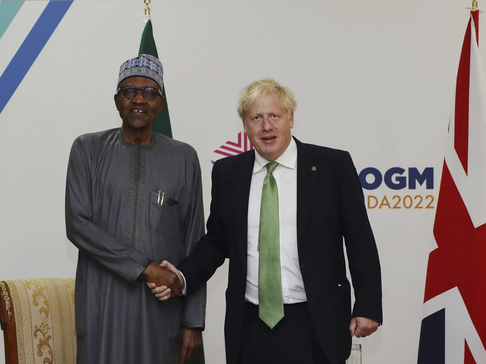 PK 12 Kigali - Na snímke sprava britský premiér Boris Johnson a nigérijský prezident Muhammadu Buhari pózujú počas stretnutia v metropole Rwandy Kigali 23. júna 2022. FOTO TASR/AP 

British Prime Minister Boris Johnson seen with Muhammadu Buhari, President of Nigeria at a bilateral meeting on June 23, 2022 in Kigali, Rwanda. (Dan Kitwood/Pool Photo via AP)