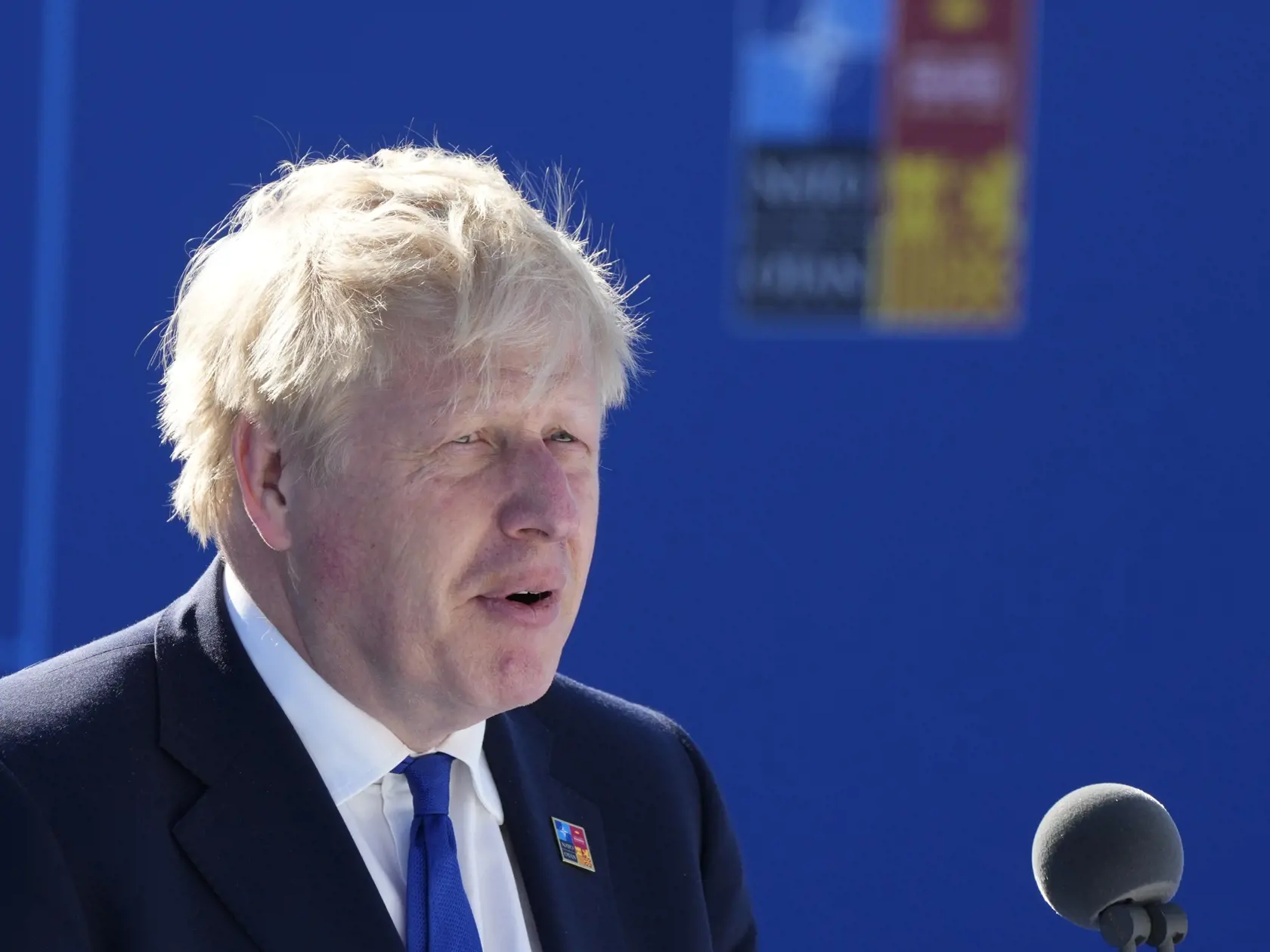 PK 31 Madrid - Na snímke britský premiér Boris Johnson odpovedá na otázky novinárov počas príchodu na summit Severoatlantickej aliancie (NATO) v Madride 29. júna 2022. Lídri členských krajín NATO sa stretnú na summite, ktorý potrvá od 28. do 30. júna 2022. FOTO TASR/AP

British Prime Minister Boris Johnson speaks with the media as he arrives for the NATO summit in Madrid, Spain on Wednesday, June 29, 2022. North Atlantic Treaty Organization heads of state will meet for a NATO summit in Madrid fr