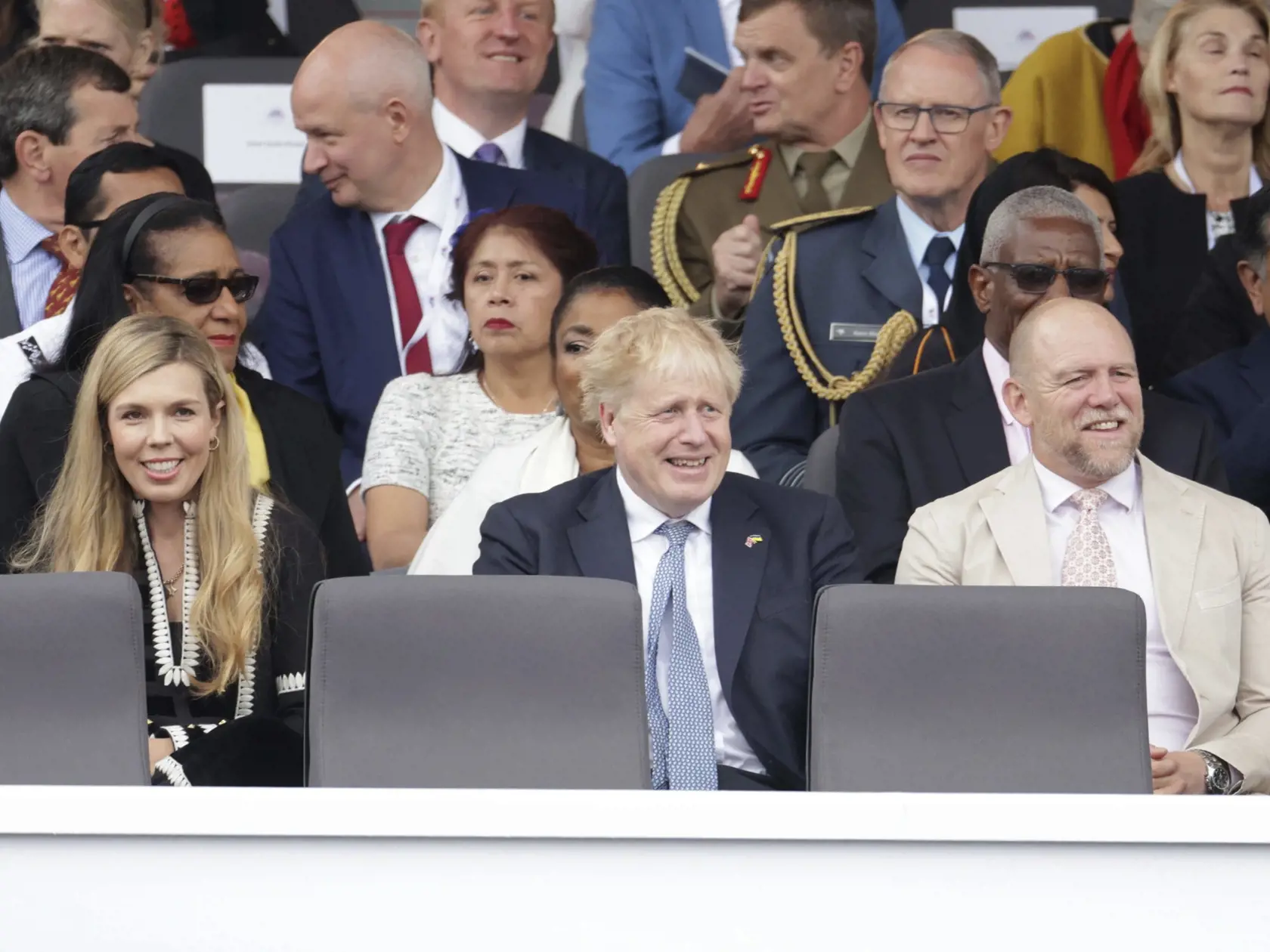 Carrie Johnsonová, britský premiér Boris Johnson a bývalý hráč rugby Mike Tindall