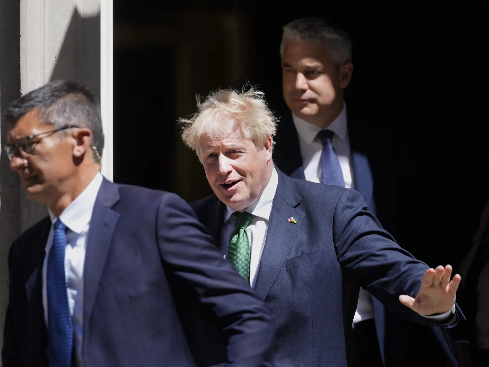 PK 3 Londýn - Na snímke uprostred britský premiér Boris Johnson odchádza na pravidelnú hodinu otázok do parlamentu zo svojho úradu na Downing Street v Londýne 8. júna 2022. FOTO TASR/AP

Britain's Prime Minister Boris Johnson, centre, leaves 10 Downing Street with a protection officer and Stephen Barkley, Downing Street Chief of Staff, right, to attend the weekly Prime Ministers' Questions session in parliament in London, Wednesday, June 8, 2022. (AP Photo/Frank Augstein)