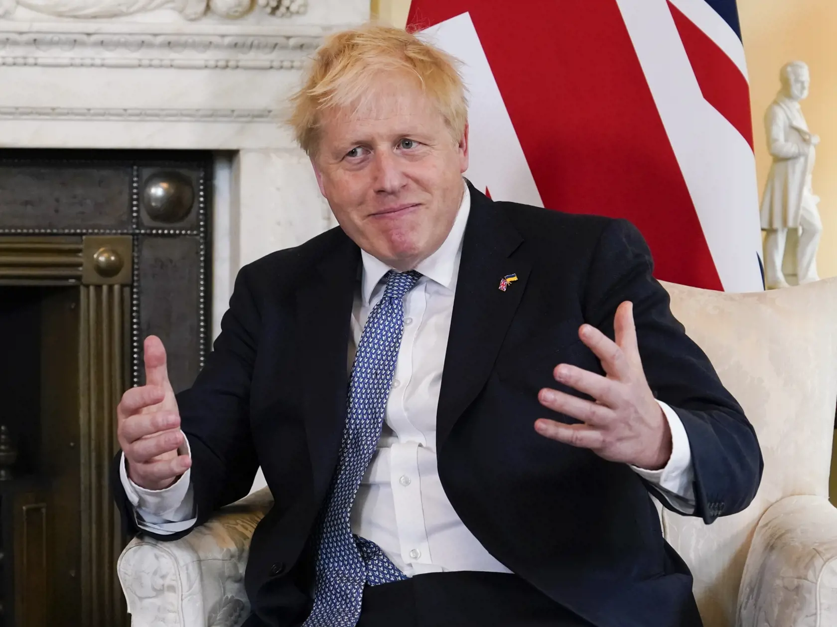JB 54 Londýn - Britský premiér Boris Johnson gestikuluje pri rozhovore s estónskou premiérkou Kajou Kallasovou počas ich stretnutia na Downing Street 10 v Londýne 6. júna 2022. FOTO TASR/AP

Britain's Prime Minister Boris Johnson gestures as he meets Estonia's Prime Minister Kaja Kallas at 10 Downing Street, London, Monday, June 6, 2022. (AP Photo/Alberto Pezzali, Pool)