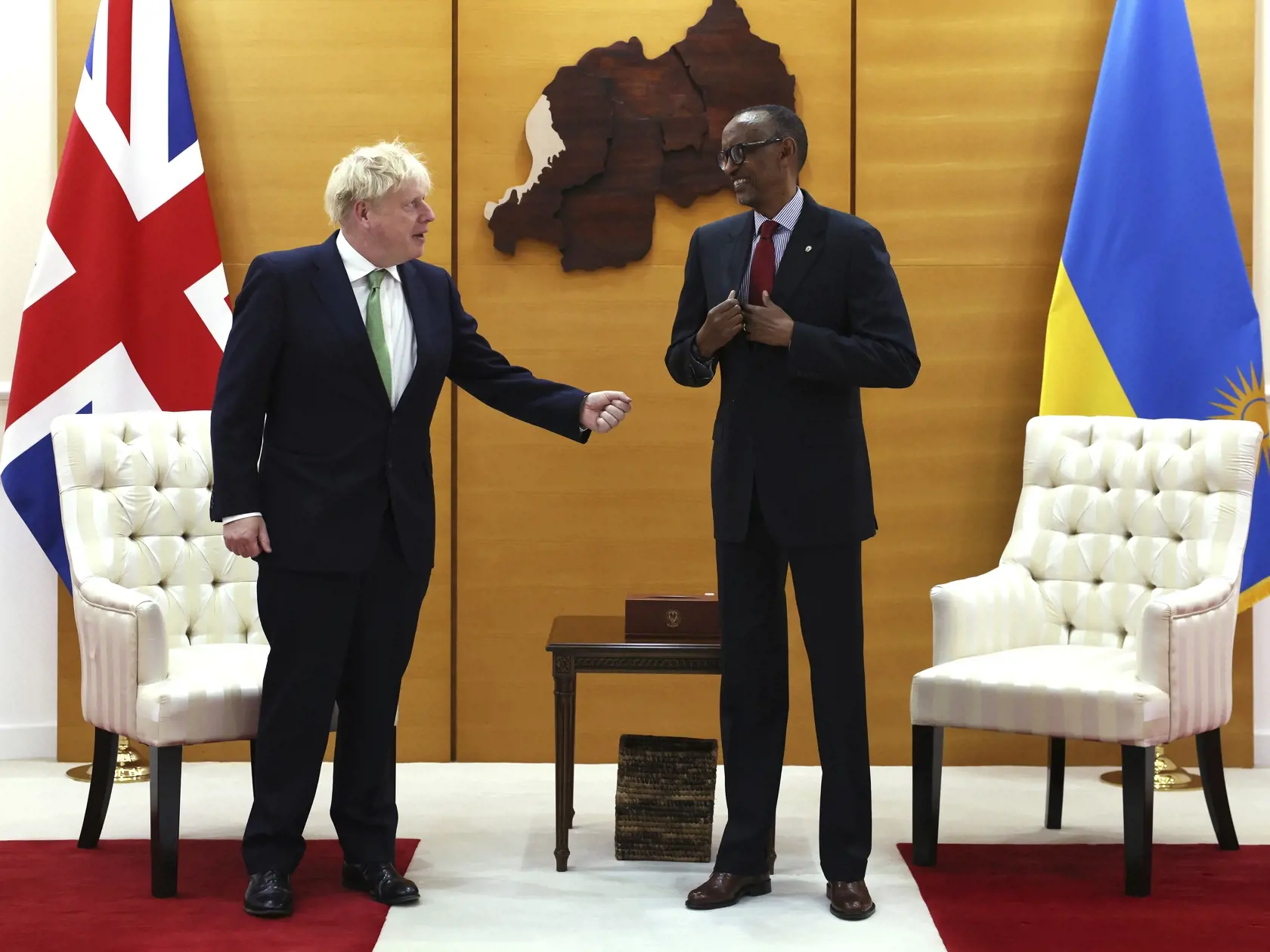 EBE 39 Kigali - Na snímke zľava britský premiér Boris Johnson a rwandský prezident Paul Kagame počas stretnutia v Kigali v Rwande 23. júna 2022. FOTO TASR/AP


British Prime Minister Boris Johnson, left, meets with Rwandan President Paul Kagame during a bilateral meeting at the office of the President, in Kigali, Rwanda, Thursday, June 23, 2022. (Dan Kitwood/Pool Photo via AP)