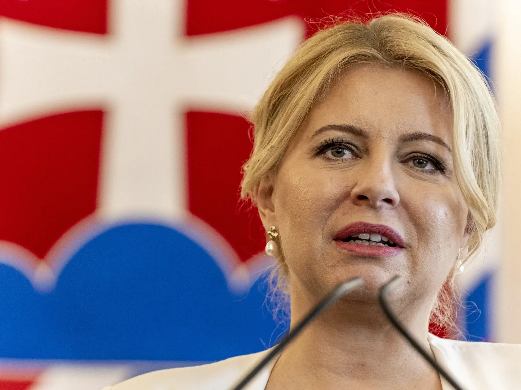 „Dnes Robert Fico opäť šíril klamstvá o americkej agentke, Sorošovej vláde, konzultáciách s americkou ambasádou," napísala v utorok na sociálnej sieti Čaputová. Približne v rovnakom čase pritom mala absolvovať dva výsluchy ako poškodená pre nové vyhrážky zabitím nielen voči nej, ale aj jej blízkym.