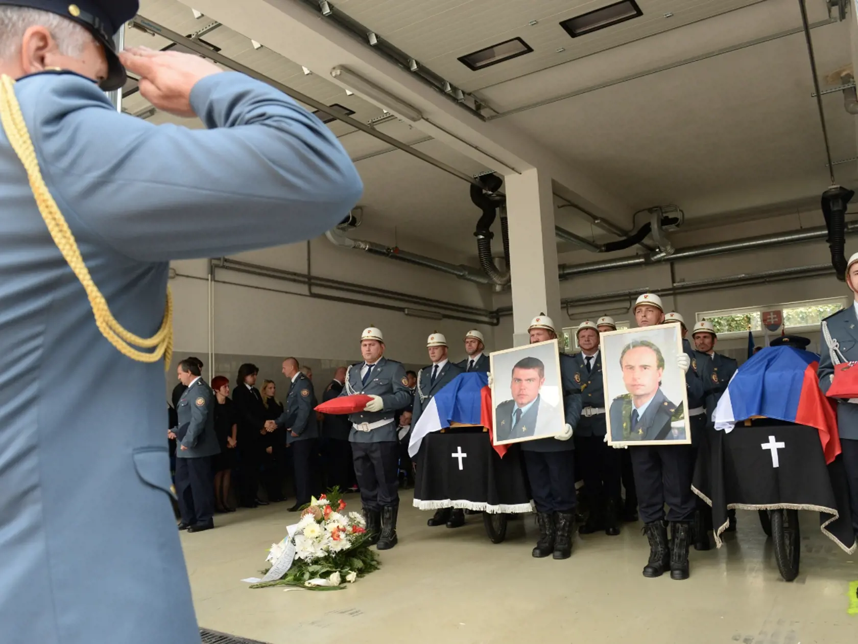 Posledná rozlúčka s hrdinami Radoslavom Lackom (†48) a Petrom Toďorom (†43).