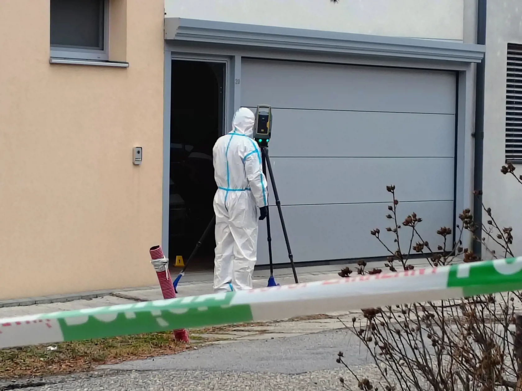 Na snímke polícia zasahuje na mieste tragédia v bratislavskom Ružinove. V jednom z rodinných domov sa našlo telo doboadnej ženy.