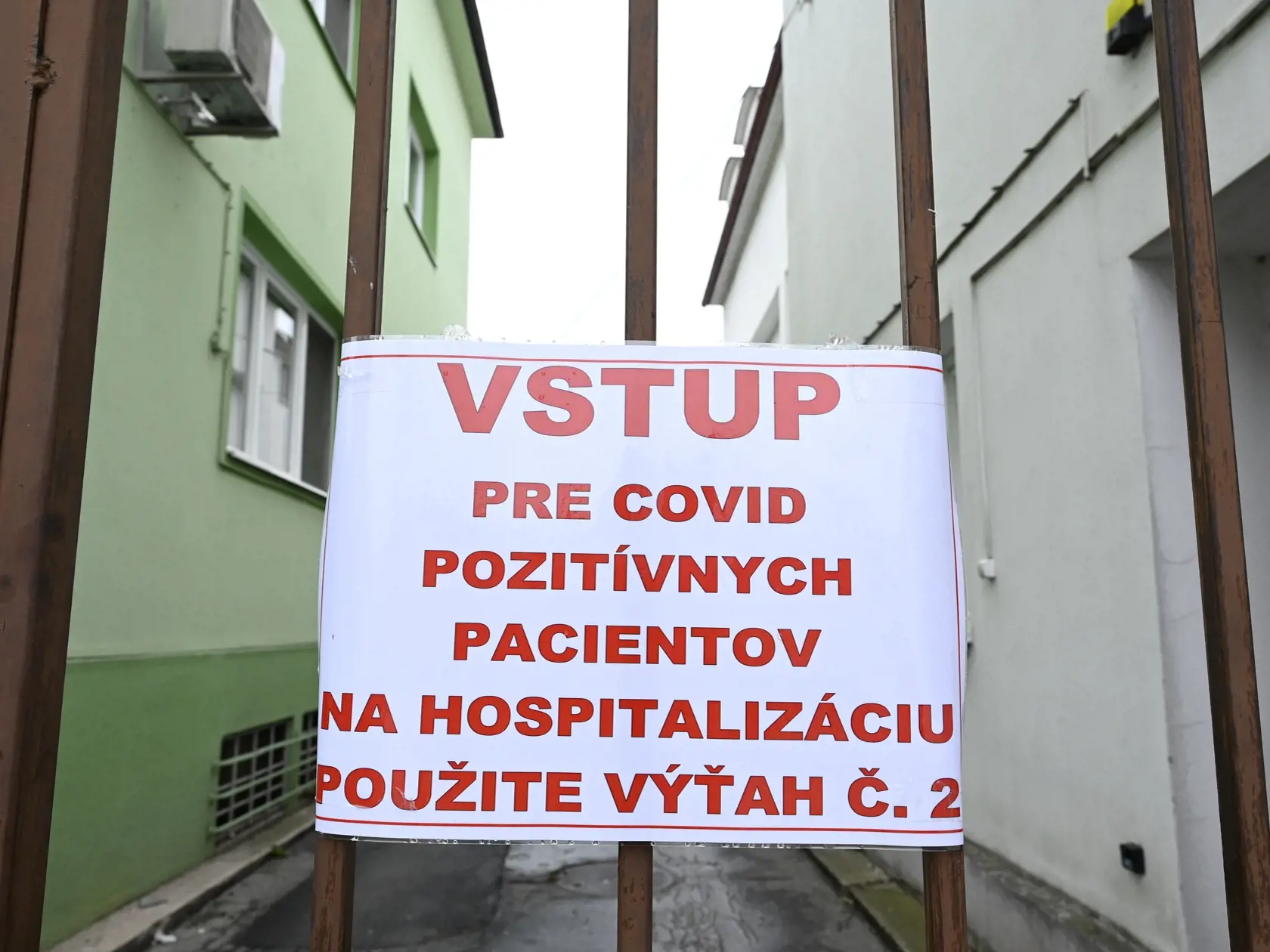 V Novom Meste funguje nemocnica výlučne pre pacientov s ochorením COVID-19.