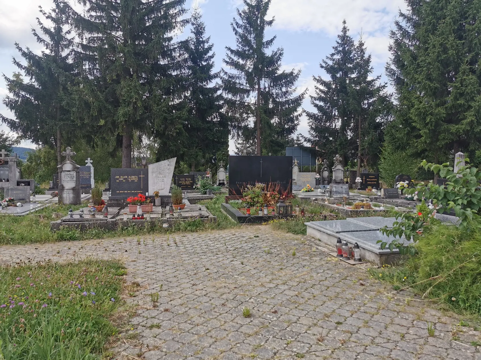 V hrobe s veľkým čiernym náhrobným kameňom leží údajný organizátor veľkej vlakovej lúpeže.