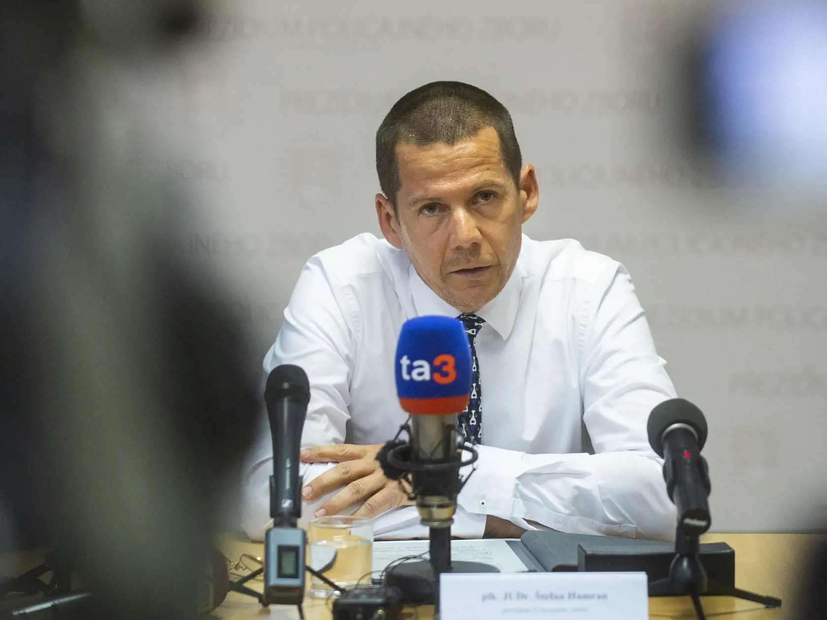 Fico si pri hodnotení prezidenta Policajného zboru servítku pred ústa skutočne nedával! „Viete, je to taký typ chlapa, ktorý si dá na krk hrubú zlatú reťaz, zoberie veľké služobné BMW, a ide tokať podriadenej na dovolenke v Rakúsku,“ povedal líder Smeru. Naznačoval tak povestnú kauzu Hamrana, ktorý si luxusné služobné auto zobral na dovolenku do rakúskeho Innsbrucku. Spoločnosť na lyžovačke v Alpách mu robila jeho podriadená z Lynx Commanda Evelyn Hégelyová.