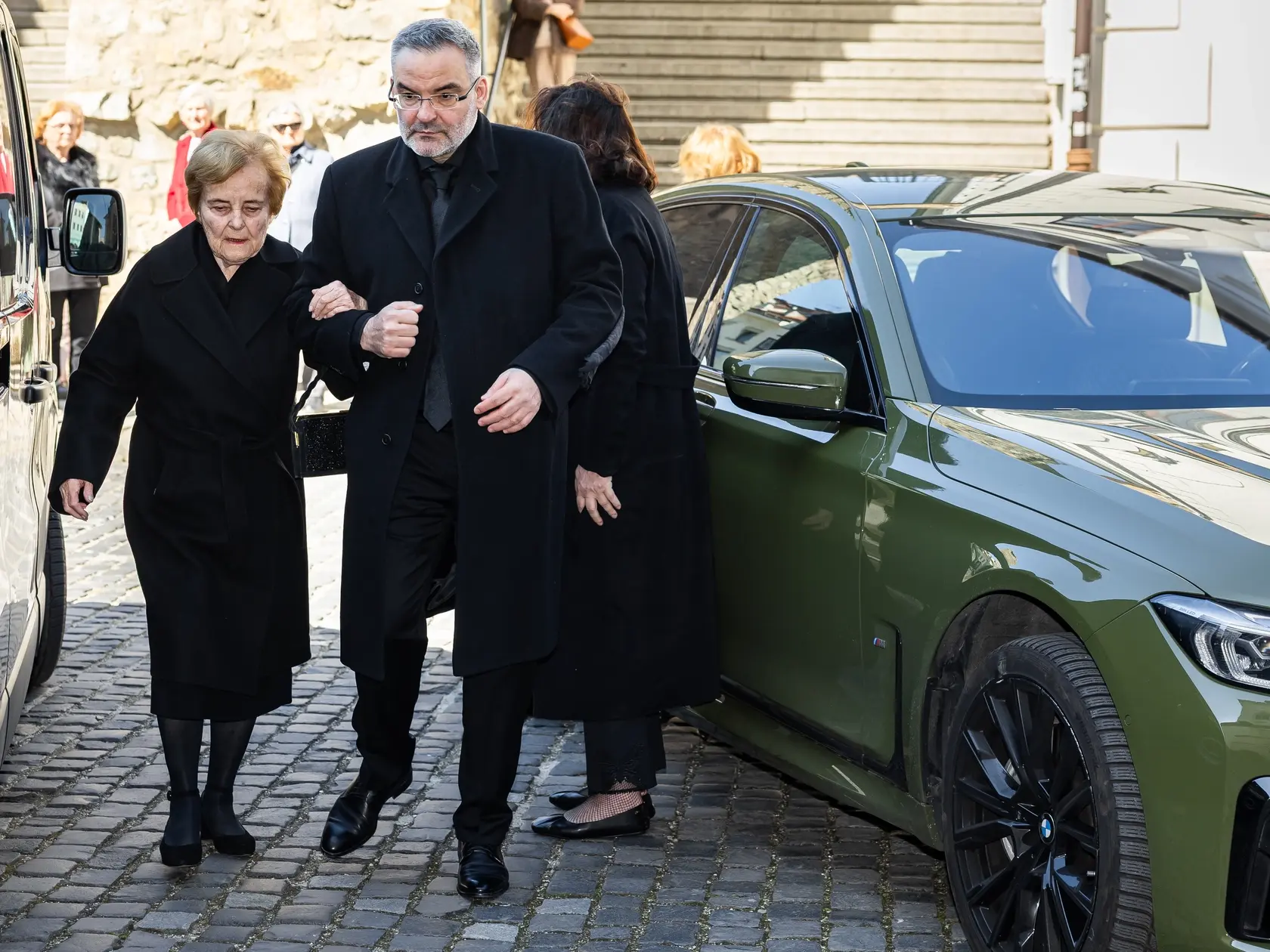 Posledná rozlúčka s hercom Štefanom Kvietikom za účasti rodiny aj verejnosti v Katedrále sv. Martina v Bratislave. Na snímke Eva Kvietiková so synom Martinom. 