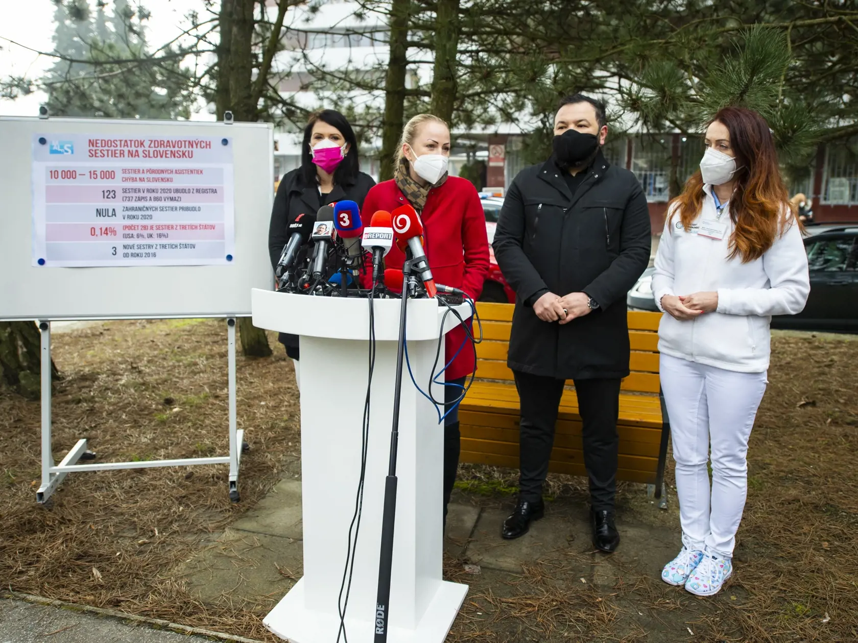 Na snímke zľava poslankyňa NR SR Jana Bittó Cigániková (SaS), koordinátorka projektov Medzinárodnej asociácie lekárov na Slovensku Alona Kurotová, plastický chirurg Manuchekhr Burkhanov a anestéziologička Andrea Letanovská počas tlačovej konferencie na tému Ako pomôcť Slovensku s nedostatkom zdravotníckeho personálu (počas koronakízy aj po nej) 23. februára 2021 v Bratislave. FOTO TASR - Jakub Kotian 