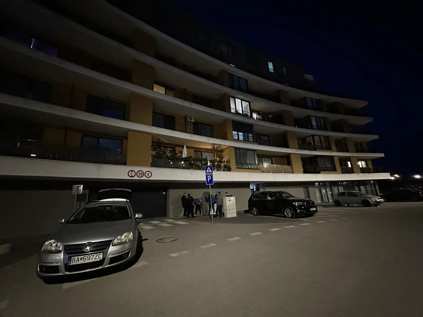 "Policajti odboru kriminálnej polície Krajského riaditeľstva PZ v Bratislave aktuálne vykonávajú potrebné procesné úkony, súvisiace s dokumentovaním a objasňovaním rozsiahlej drogovej trestnej činnosti, aj na Bajkalskej ulici v Bratislave," píše polícia na sociálnej sieti.