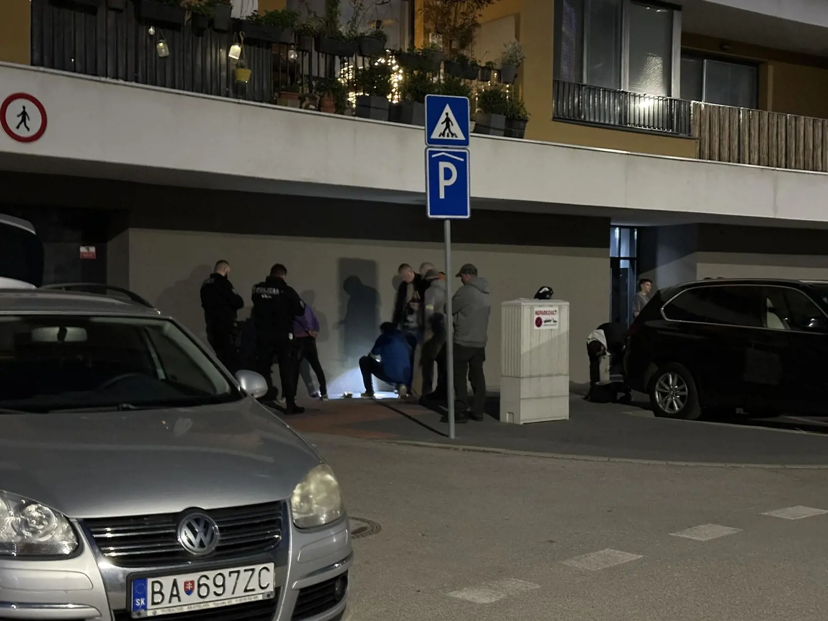"Policajti odboru kriminálnej polície Krajského riaditeľstva PZ v Bratislave aktuálne vykonávajú potrebné procesné úkony, súvisiace s dokumentovaním a objasňovaním rozsiahlej drogovej trestnej činnosti, aj na Bajkalskej ulici v Bratislave," píše polícia na sociálnej sieti.