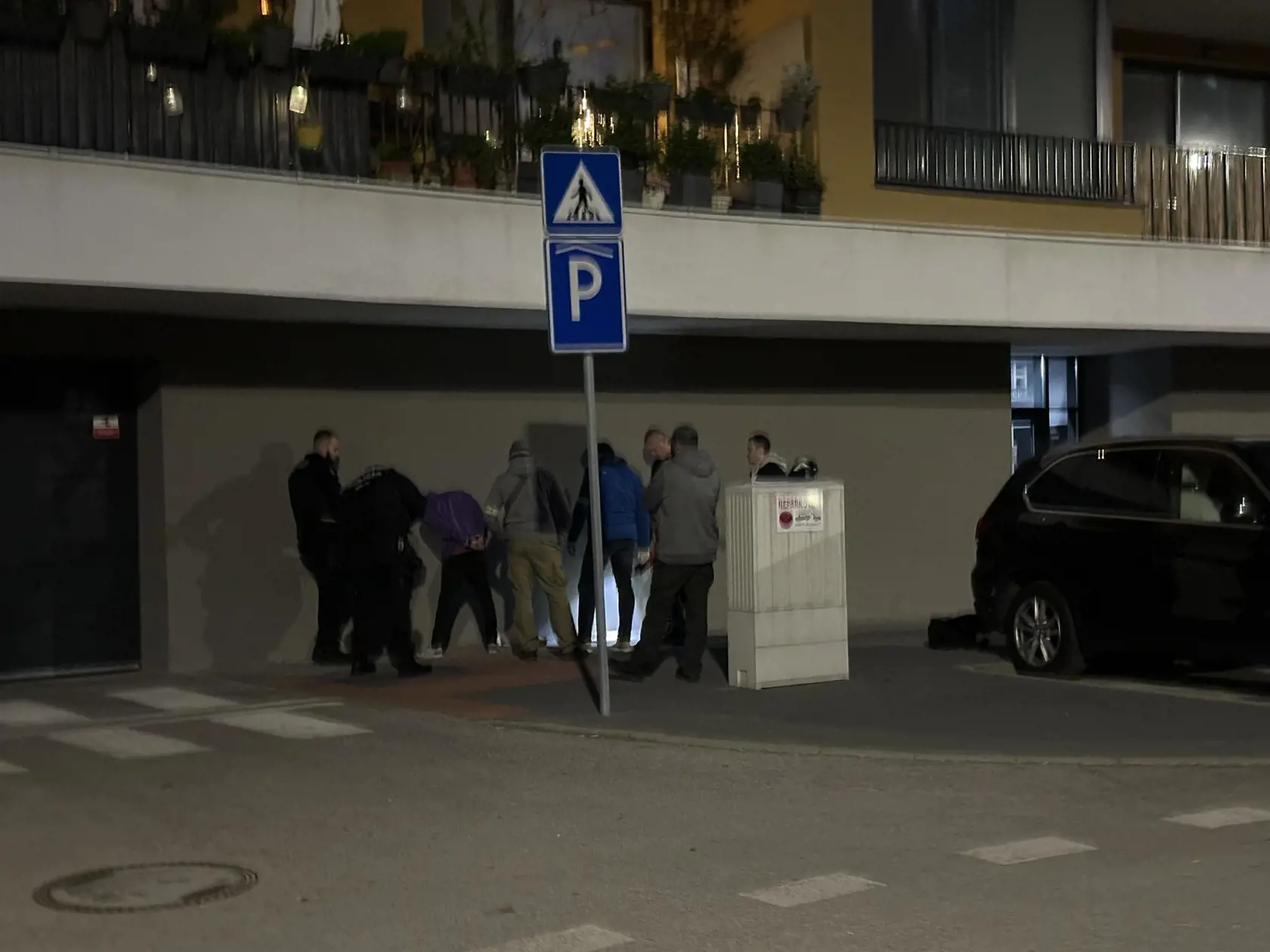 Elitní policajti majú opäť plné ruky práce. V Bratislave realizujú obrovskú policajnú raziu. Kukláči nabehli do priestorov v Novom Ružinove.