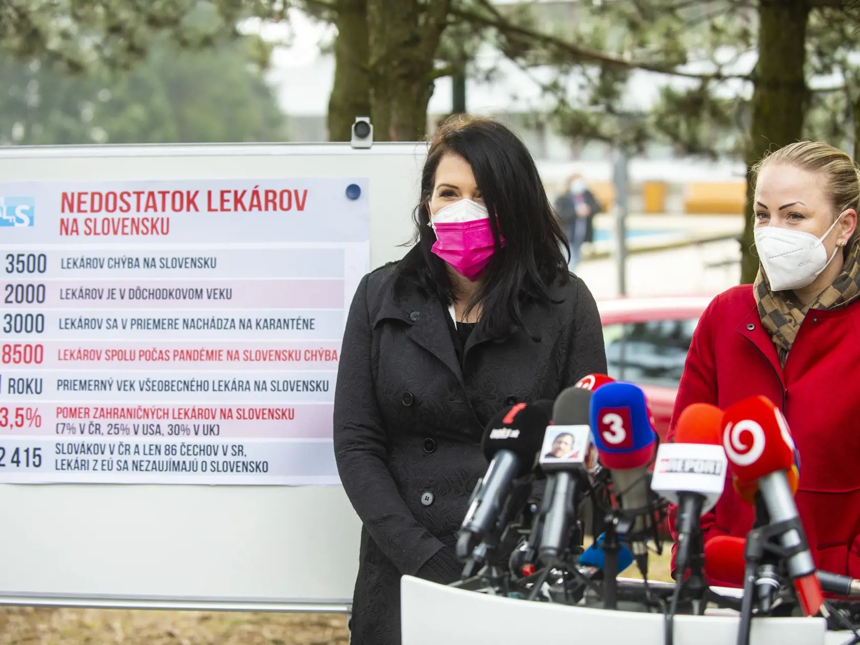 Na snímke zľava poslankyňa NR SR Jana Bittó Cigániková (SAS) a koordinátorka projektov Medzinárodnej asociácie lekárov na Slovensku Alona Kurotová počas tlačovej konferencie na tému Ako pomôcť Slovensku s nedostatkom zdravotníckeho personálu (počas koronakízy aj po nej) 23. februára 2021 v Bratislave. FOTO TASR - Jakub Kotian 