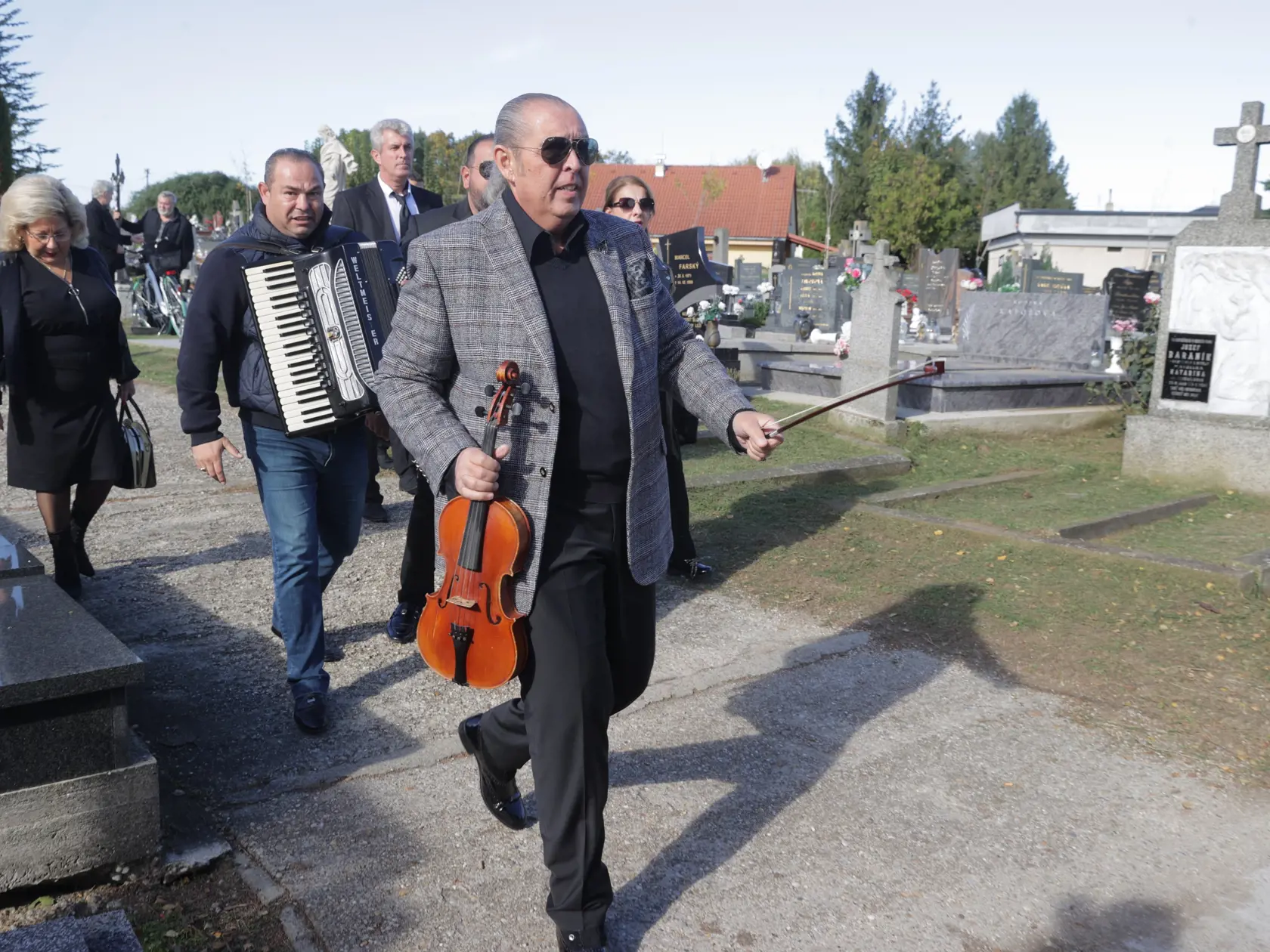 Posledná rozlúčka s hudobníkom Ľubom Virágom (†68), ktorý náhle zomrel pred pár dňami. Na snímke Berco Balogh.