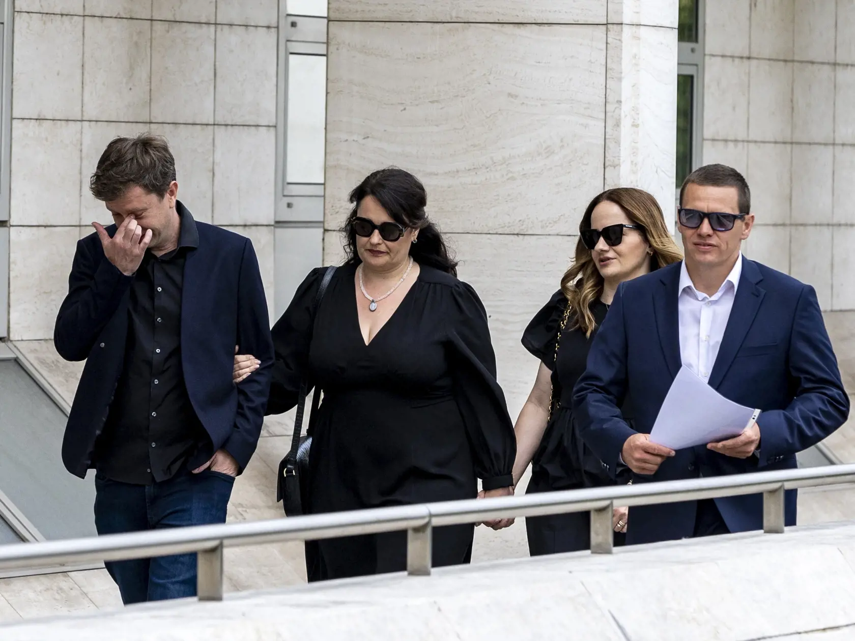 Na snímke je príchod kolegov hercov na poslednú rozlúčku s Danielom Heribanom. Na snímke je Zuzana Kubovčíková Šebová, Michal Kubovčík, Petra Polnišová a Juraj Brocko. 