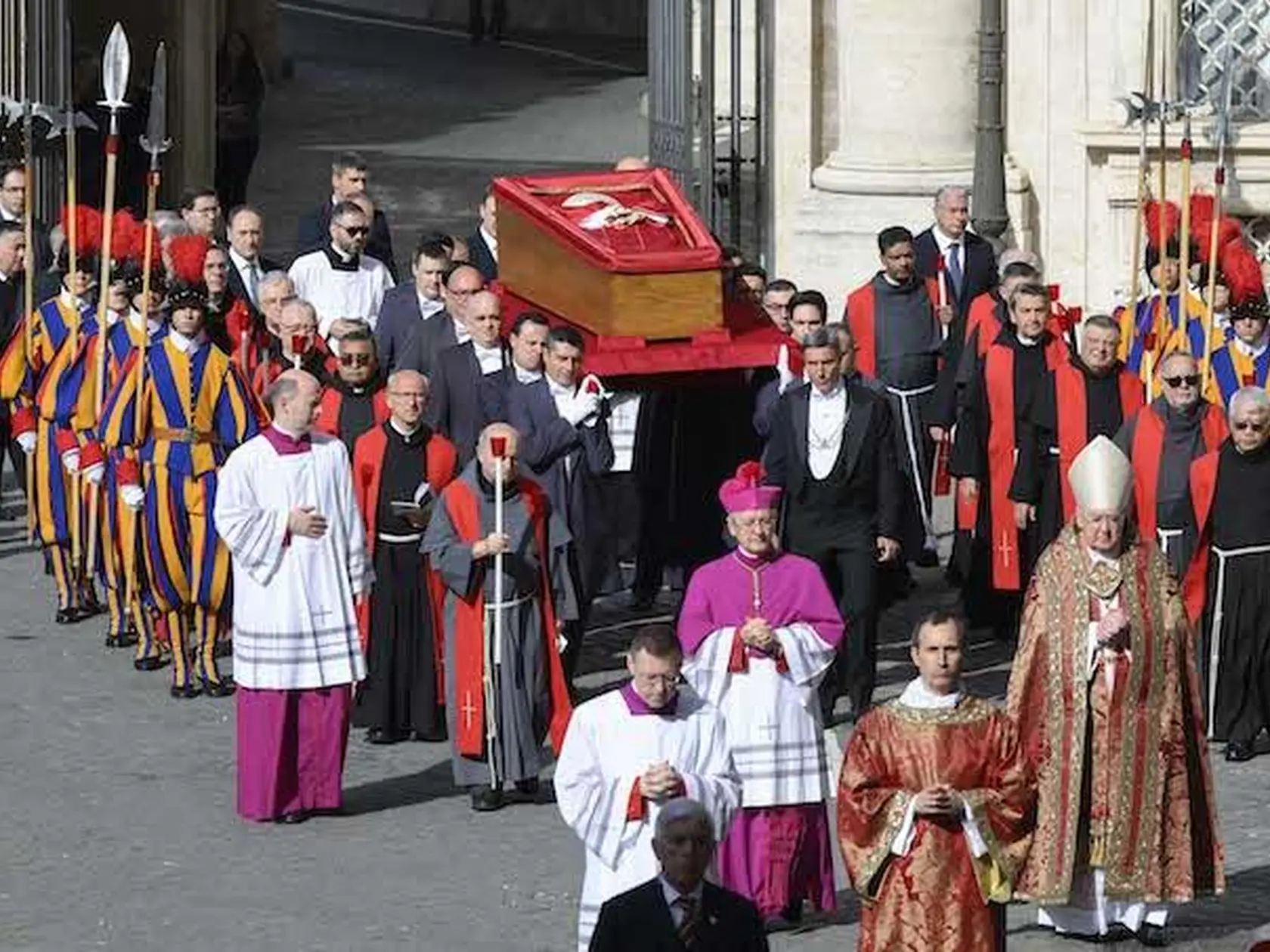 Dvaja slovenskí kňazi - Ján Dubina a Ľubomír Welnitz - sa podieľali na príprave pohrebu pápeža Františka. Prítomní boli aj na posledných udalostiach spojených s rozlúčkou s pápežom Františkom. Objavili sa napríklad pri preneseni pozostatkov pápeža Františka z Domu sv. Marty do Baziliky sv. Petra vo Vatikáne. 
