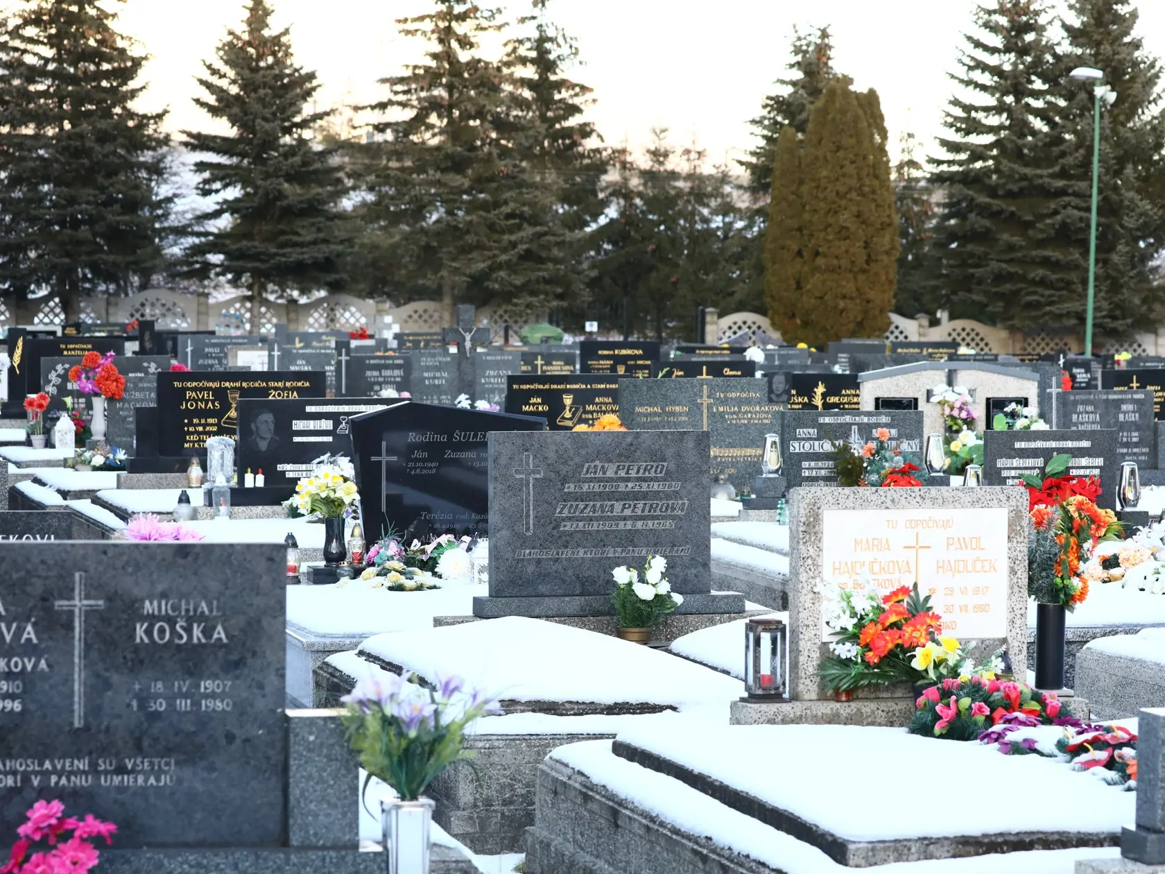 Hrozivé čísla mŕtvych potvrdzujú aj štatistiky ministerstva vnútra. Za rok 2020 zomrelo na Slovensku najviac ľudí od konca druhej svetovej vojny. Kým bežne zomrie u nás ročne okolo 52-tisíc ľudí, vlani sme mali až takmer 60-tisíc nebožtíkov.
