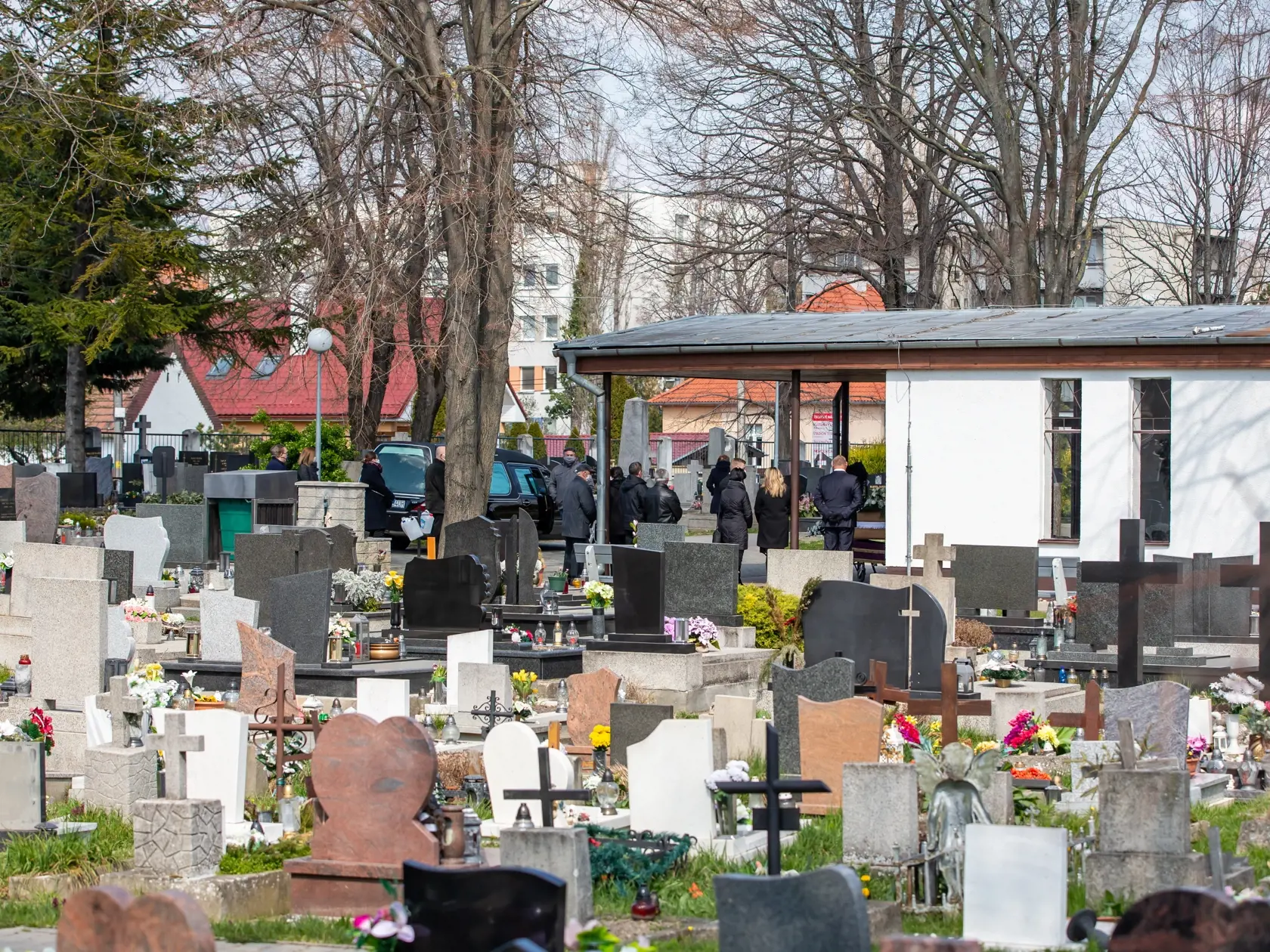 Na snímke je pohreb počas pandémie v Bratislave. 