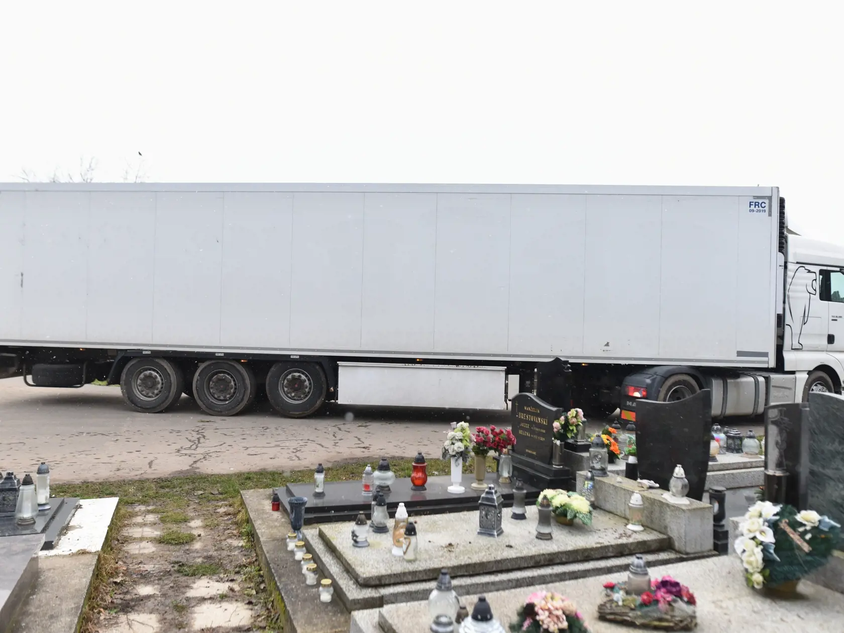 Na snímke kamión priváža externý chladiaci príves na Cintorín Kamenný mlyn v Trnave v sobotu 9. januára 2021. FOTO TASR - Lukáš Grinaj