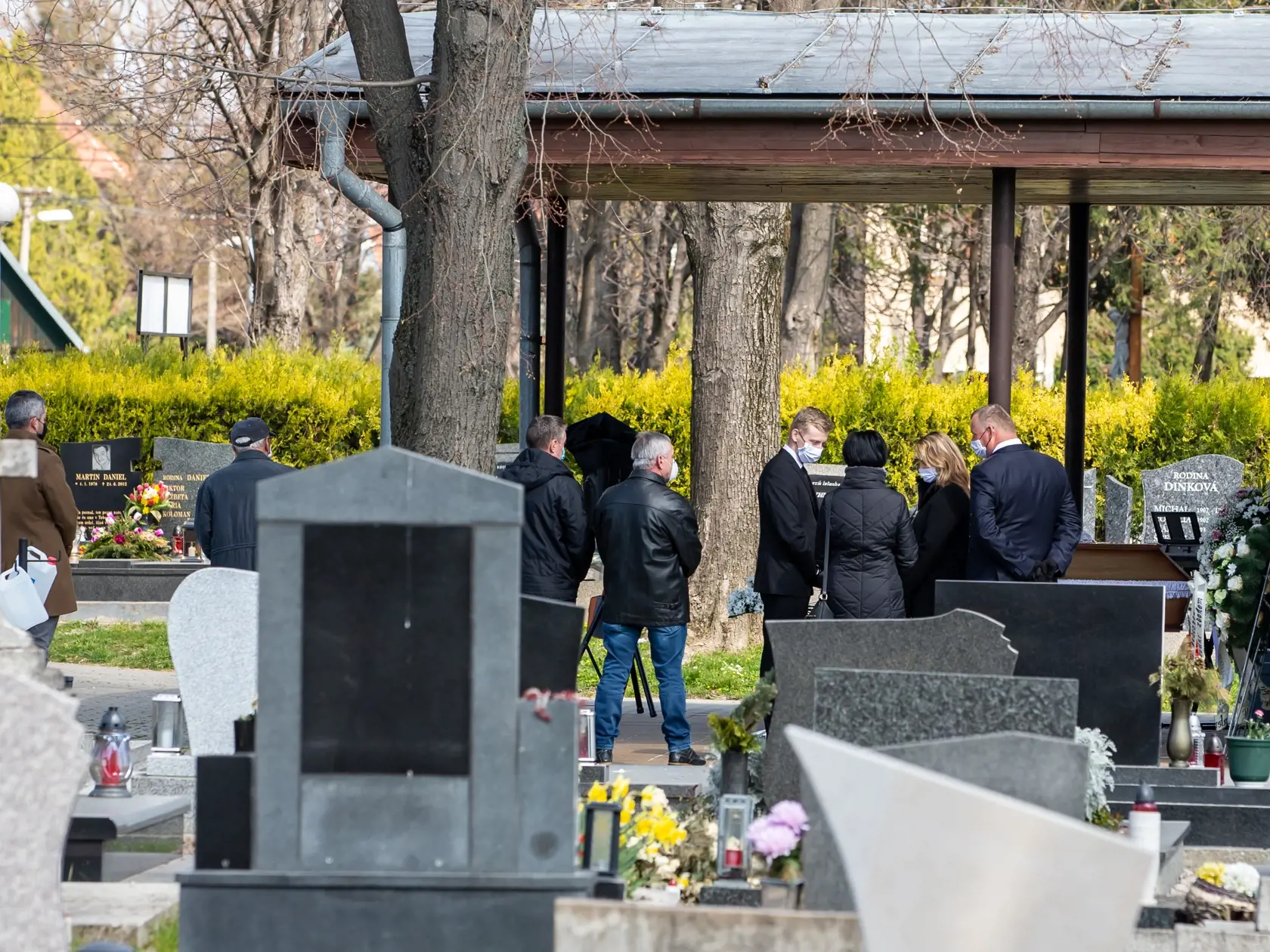Na snímke je pohreb počas pandémie v Bratislave. 
