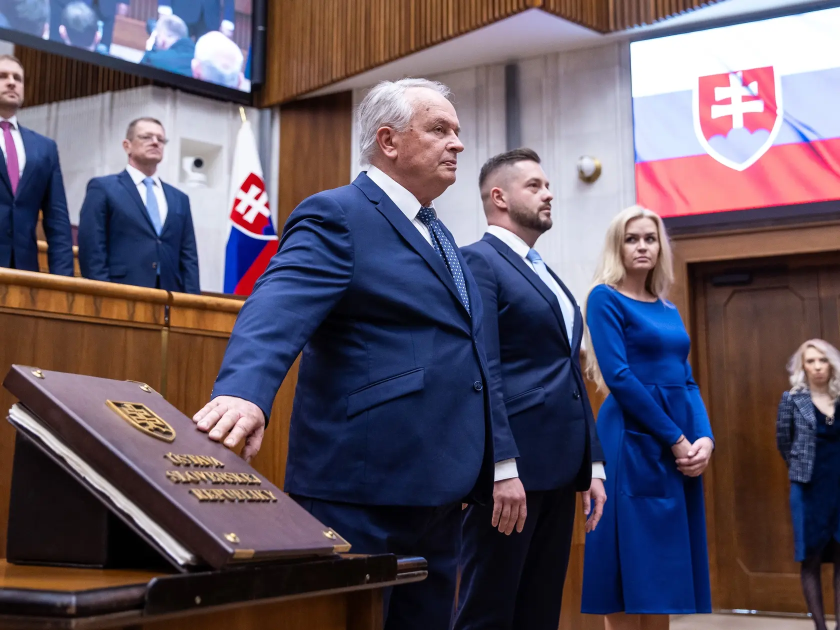 Na snímke Miroslav Radačovský ktorý skladá poslanecký sľub.