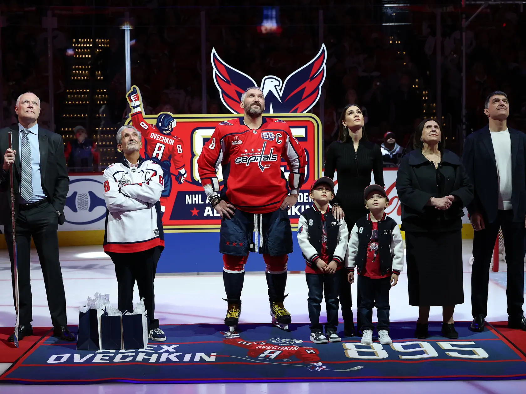 Alexander Ovečkin si aj s rodinou užil oslavu prekonania gólového rekordu NHL pred domácimi fanúšikmi Washingtonu Capitals.