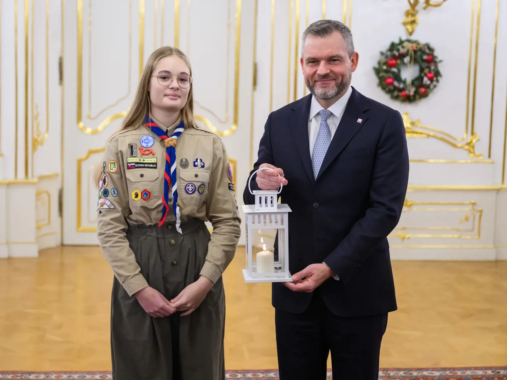 Na snímke prezident SR Peter Pellegrini (vpravo), ktorý si prevzal od skautov Betlehemské svetlo v Prezidentskom paláci v Bratislave 14. decembra 2024.