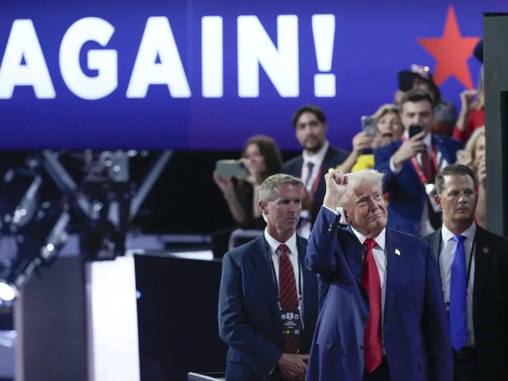 Na snímke republikánsky prezidentský kandidát a bývalý prezident USA Donald Trump odchádza po prvom dni nominačného zjazdu Republikánskej strany v pondelok 15. júla 2024 v americkom Milwaukee. FOTO TASR/AP