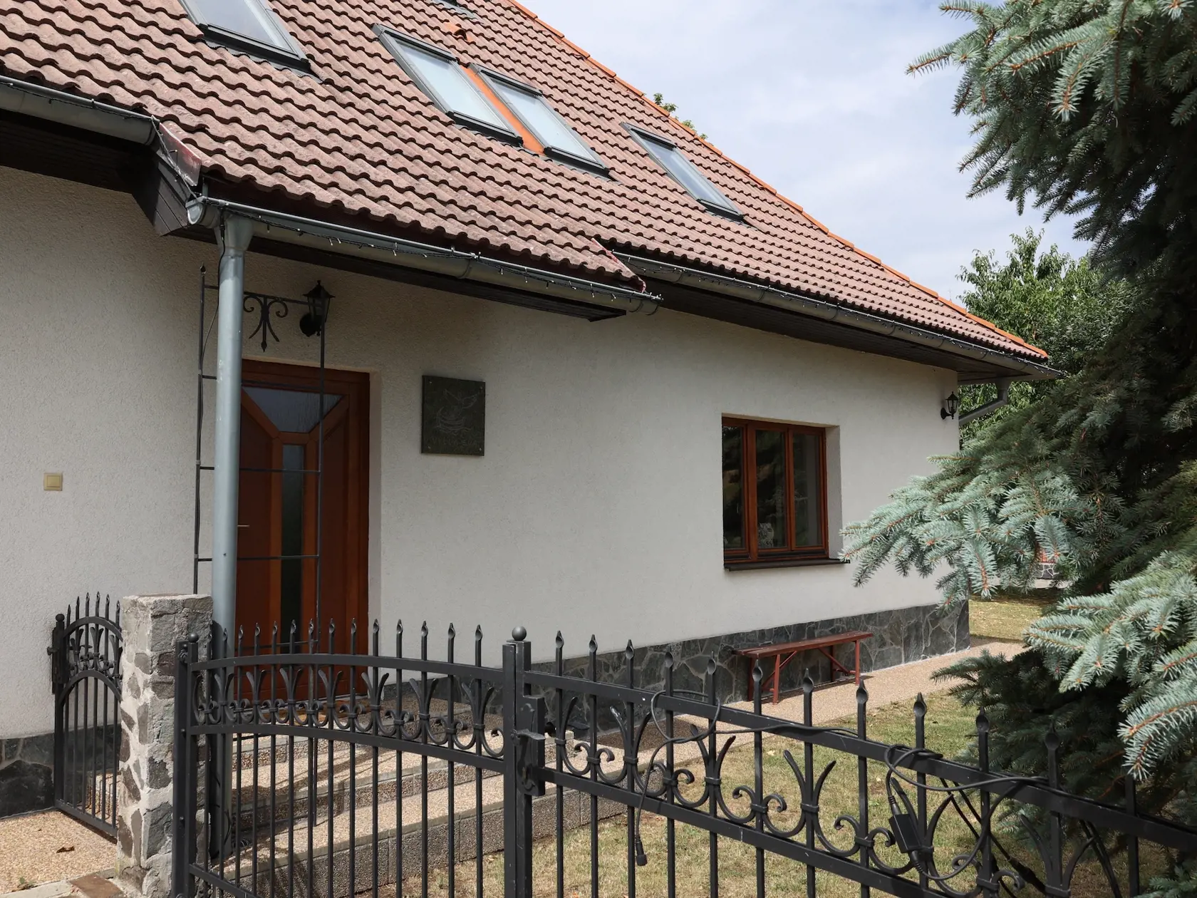Od roku 2004 je majiteľom usadlosti nachádzajúcej sa v centre obce len kúsok za miestnym kostolom, ktorú si už roky postupne rekonštruuje. Tá sa rozprestiera na vyše 20-árovom pozemku a skladá sa z dvoch častí rozdelených príjazdovou slepou uličkou. V roku 2019 si prikúpil 1,9 ára a o rok neskôr asi 2,6 ára, aby scelil súčasné pozemky.