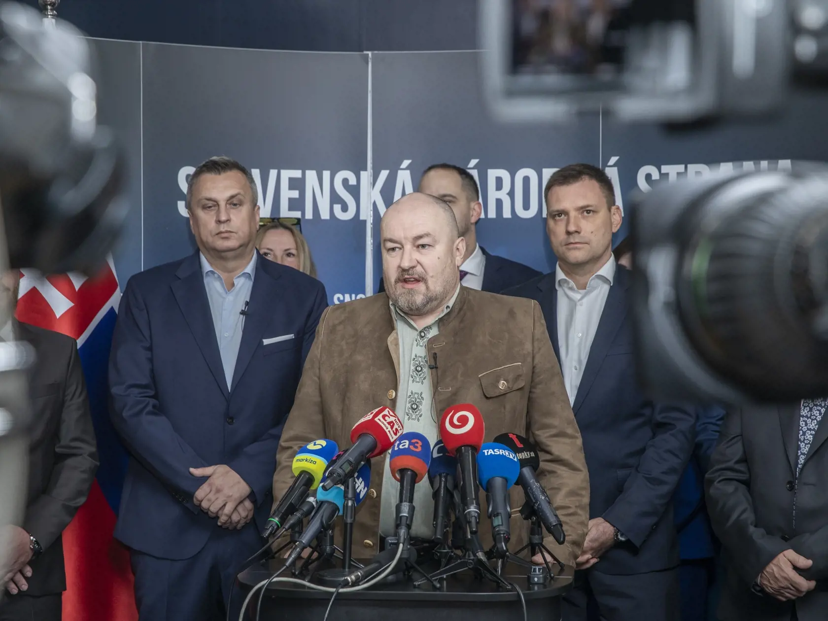 Na snímke je tlačová konferencia Slovenskej národnej strany počas ktorej informovala, že sťahuje nomináciu Rudolfa Huliaka na post ministra životného prostredia. Na fotke je  poslanec Národnej rady Slovenskej republiky na kandidátke strany SNS Rudolf Huliak.