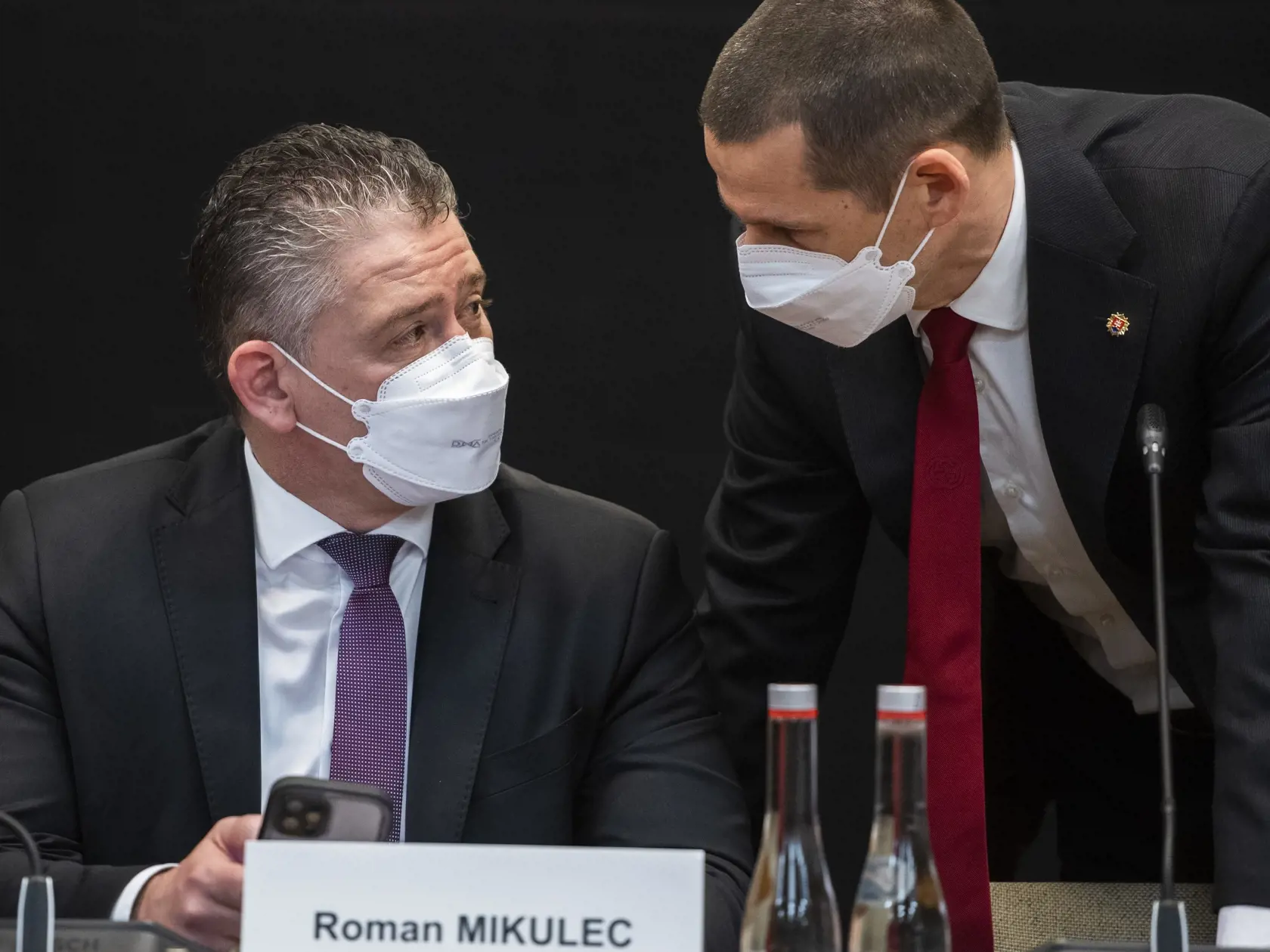 Na snímke zľava minister vnútra SR Roman Mikulec (OĽaNO) a prezident Policajného zboru SR Štefan Hamran.
