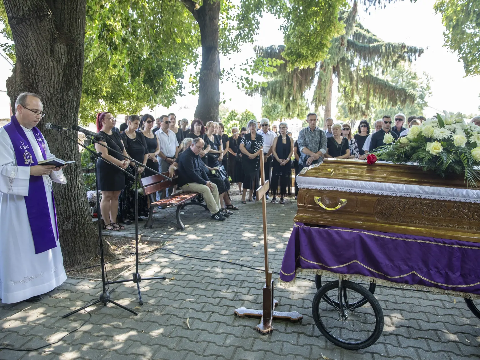 Na snímke je pohreb mladej ženy v Štúrove. Hádzanárke Cyntii, ktorú našli zabalenú v igelite, dnes povedali posledné zbohom.