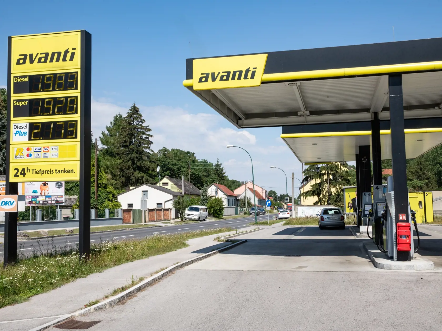V posledných dňoch sme tankovali dokonca drahšie ako susední Rakúšania, ktorí mali doteraz najvyššie ceny z okolitých krajín. Už v stredu sme v rakúskej dedine Wolfsthal na prvej pumpe za slovenskými hranicami za liter benzínu zaplatili 1,920 eura.