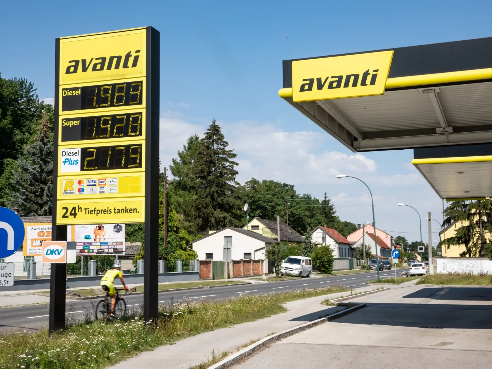 V posledných dňoch sme tankovali dokonca drahšie ako susední Rakúšania, ktorí mali doteraz najvyššie ceny z okolitých krajín. Už v stredu sme v rakúskej dedine Wolfsthal na prvej pumpe za slovenskými hranicami za liter benzínu zaplatili 1,920 eura.