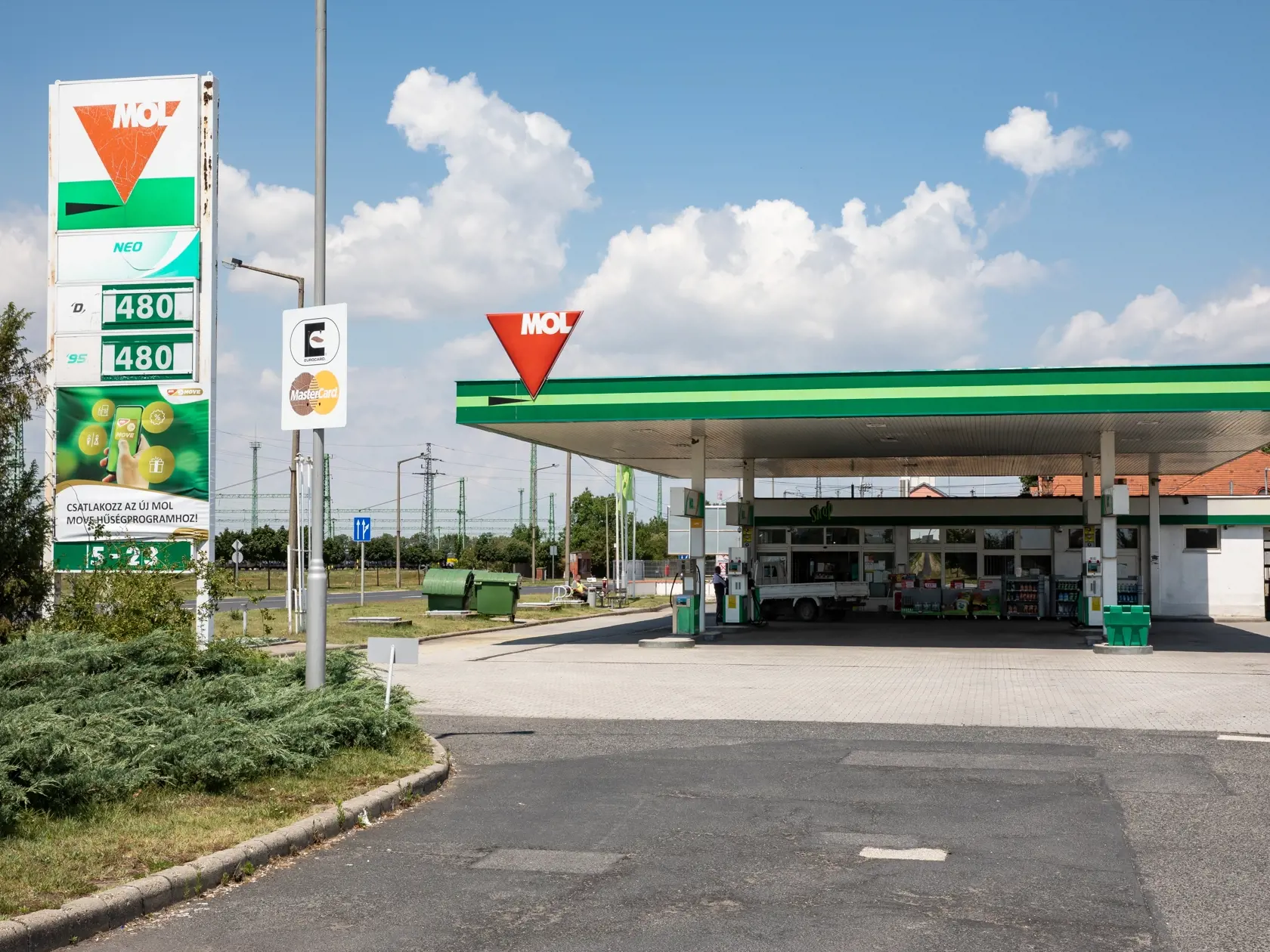 Cena benzínu na prvej čerpacej stanici v Rajke (Mol). U našich južných susedov tankujú miestni po regulácii za 1,18 eur za liter benzínu a nafty.