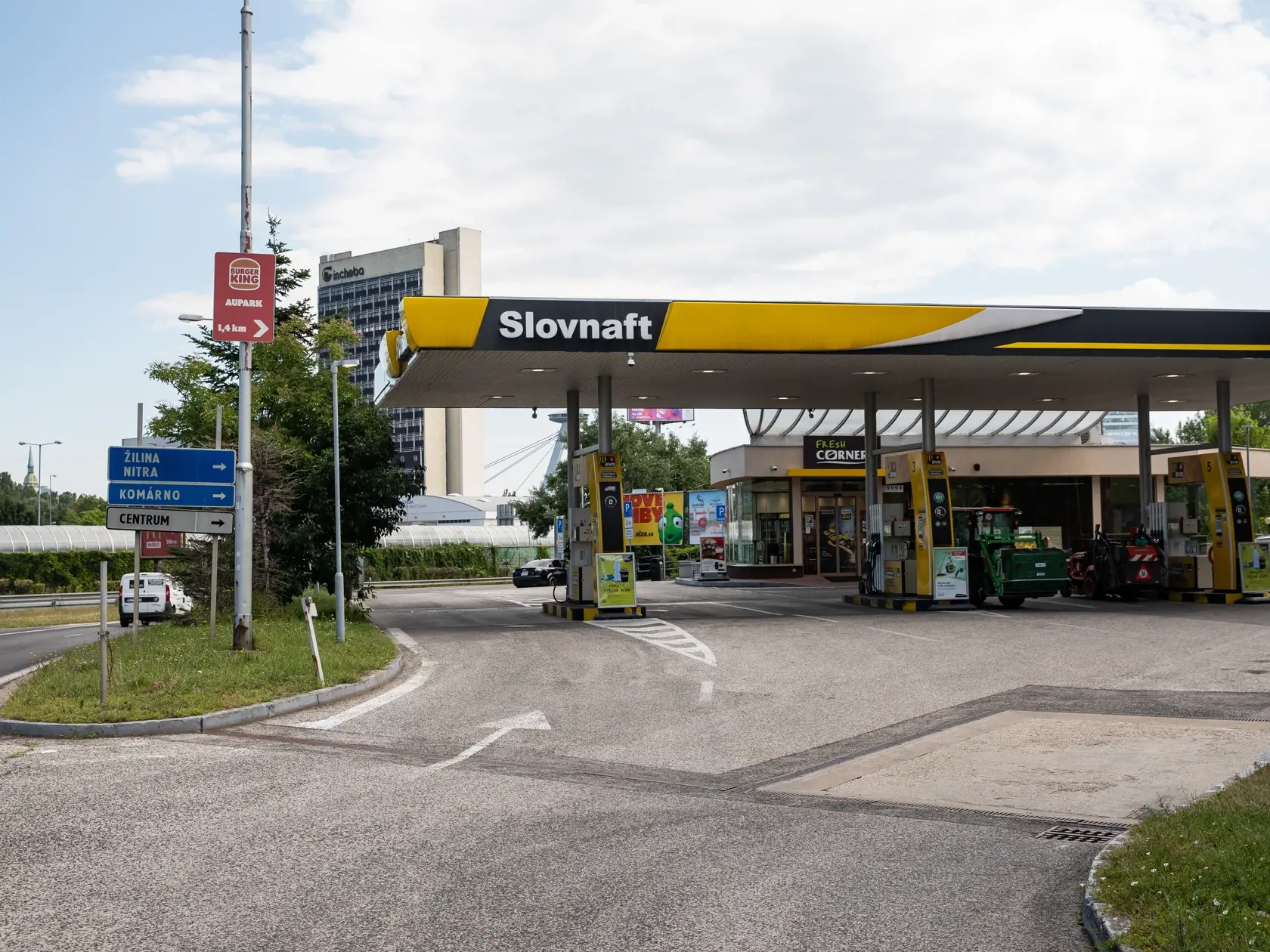 Cena benzínu na prvej čerpacej stanici z Rakúska na Slovensku (Slovnaft). 
